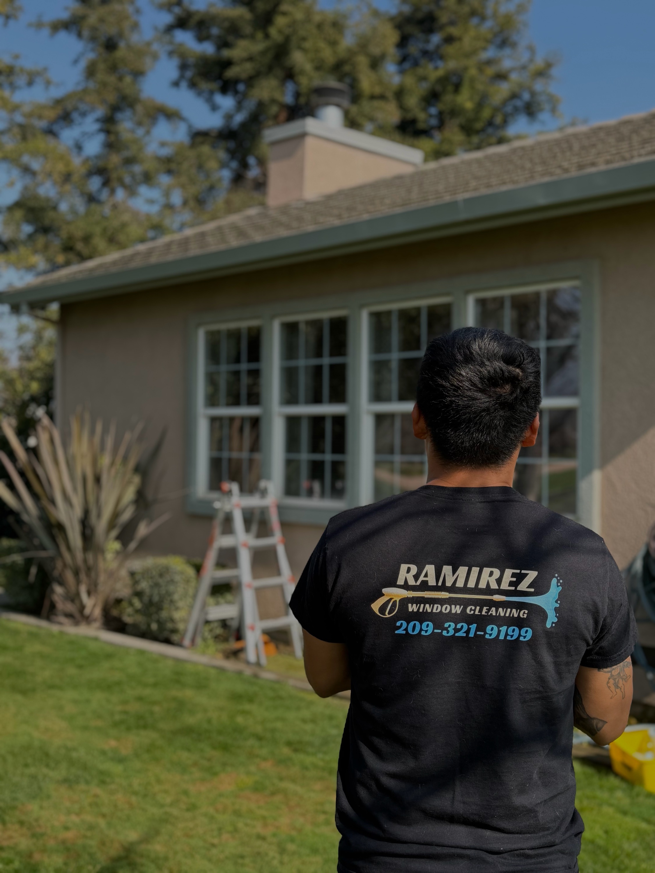 Ramirez window cleaning Logo