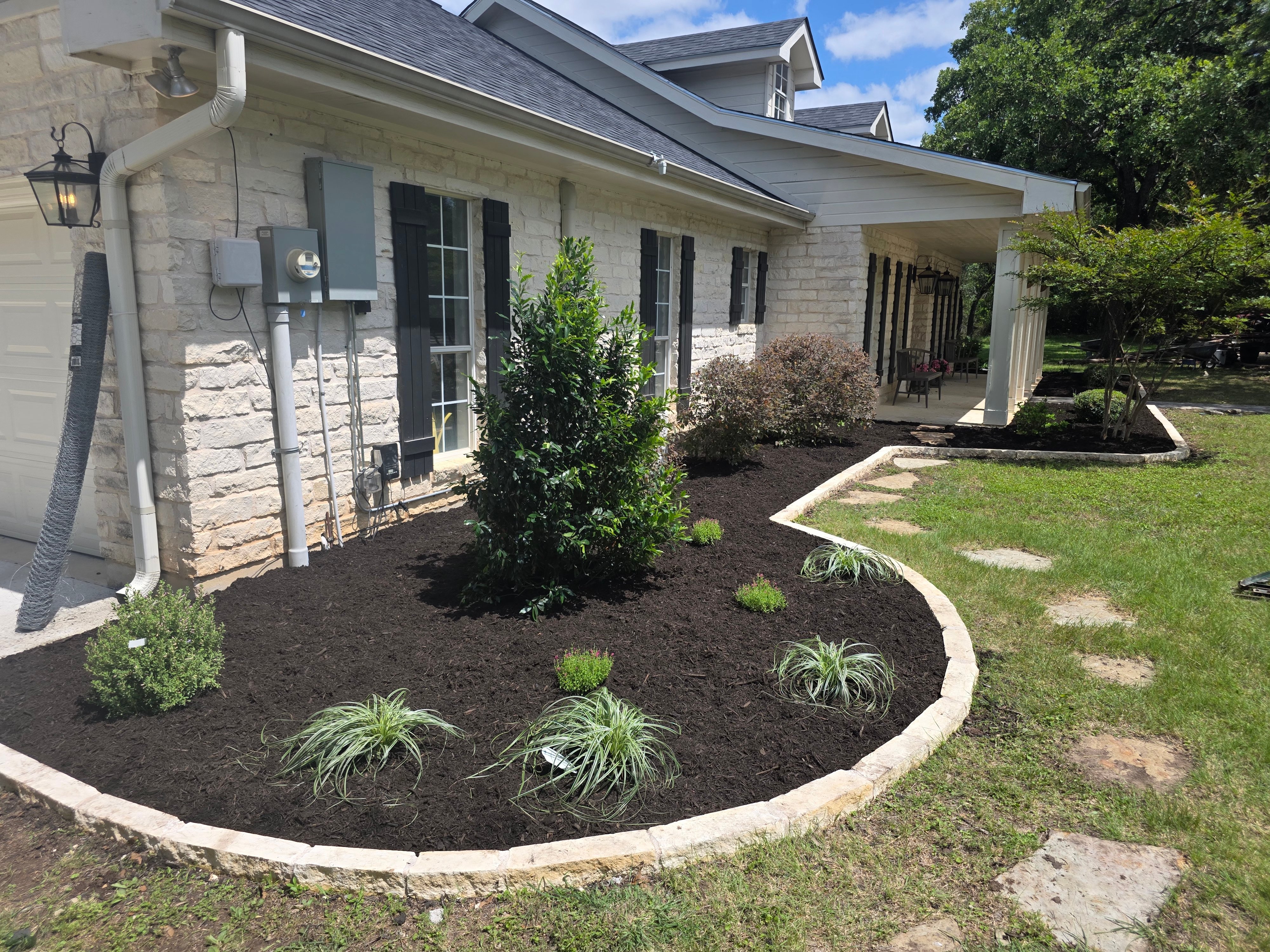 E Reyes Landscaping Logo