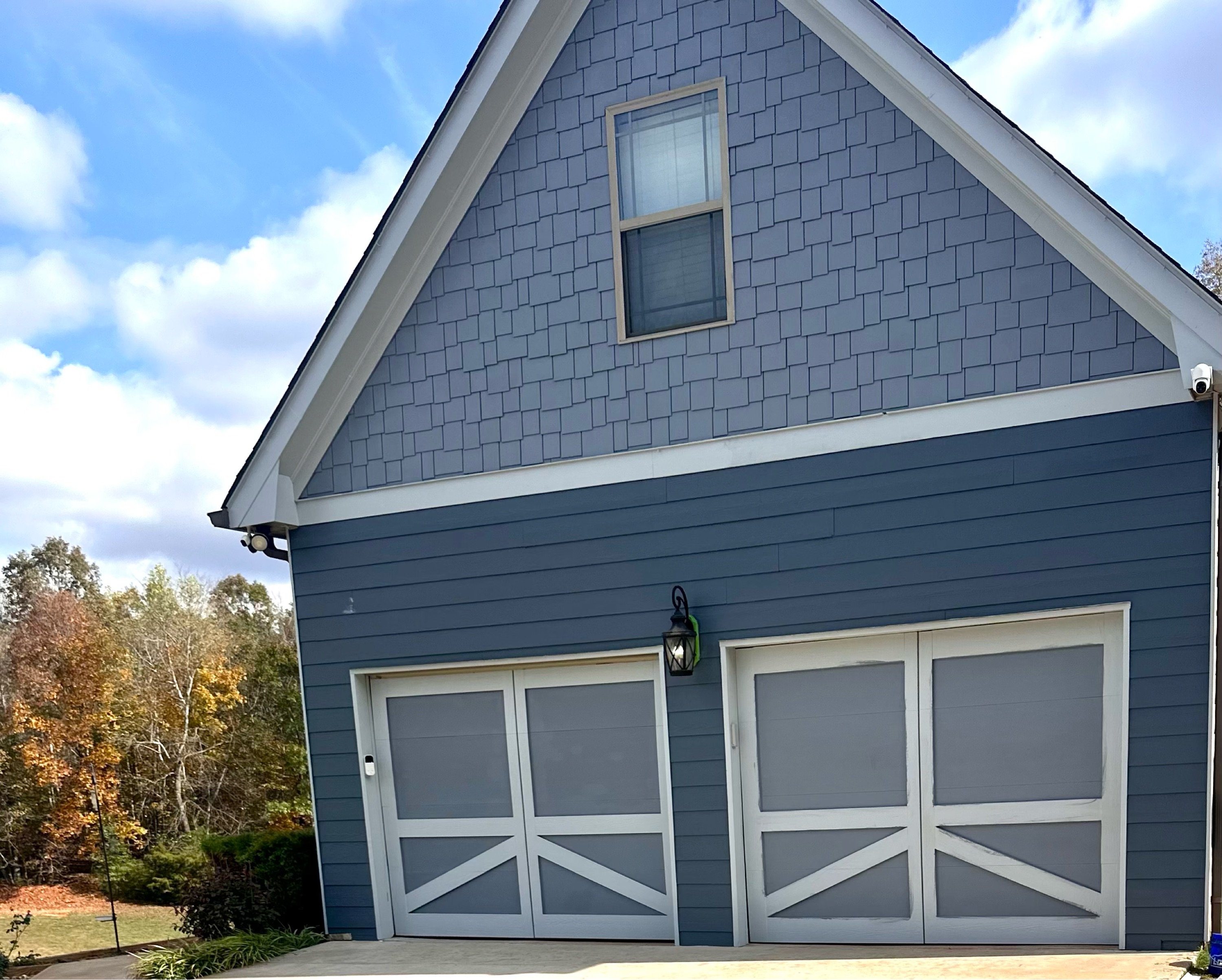 Garage Doors R Us, LLC Logo