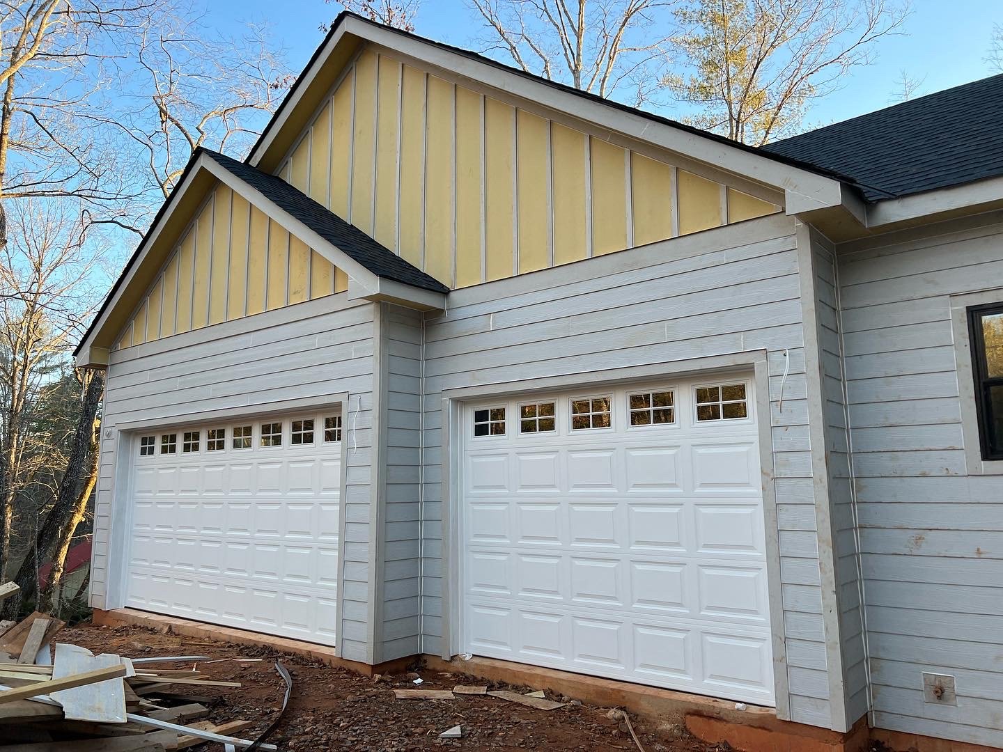 Garage Doors R Us, LLC Logo