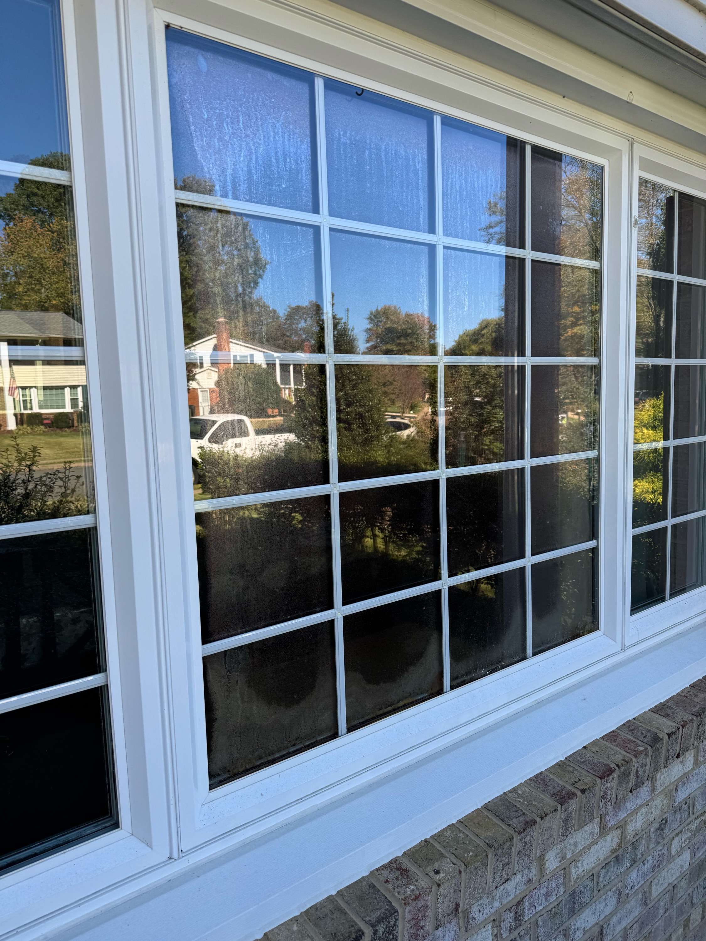 Metro Windows & Glass Repair, LLC Logo