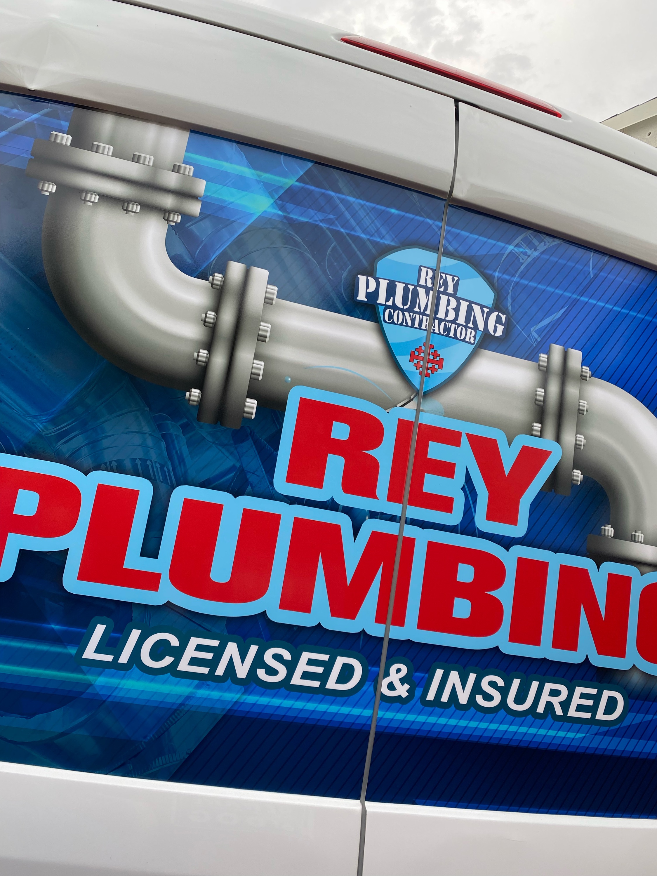 Rey Plumbing Contractor Logo