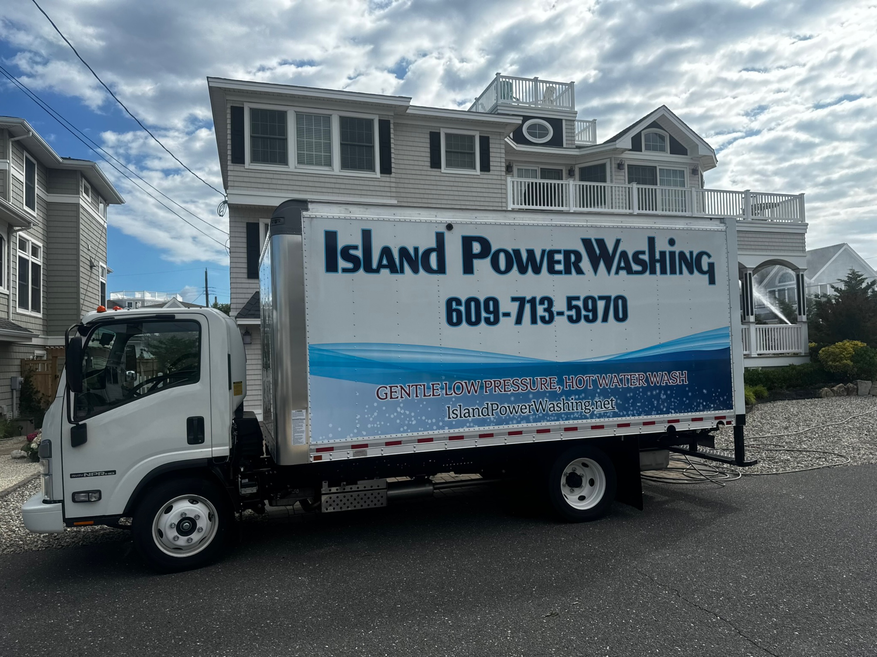 Island Powerwashing Logo