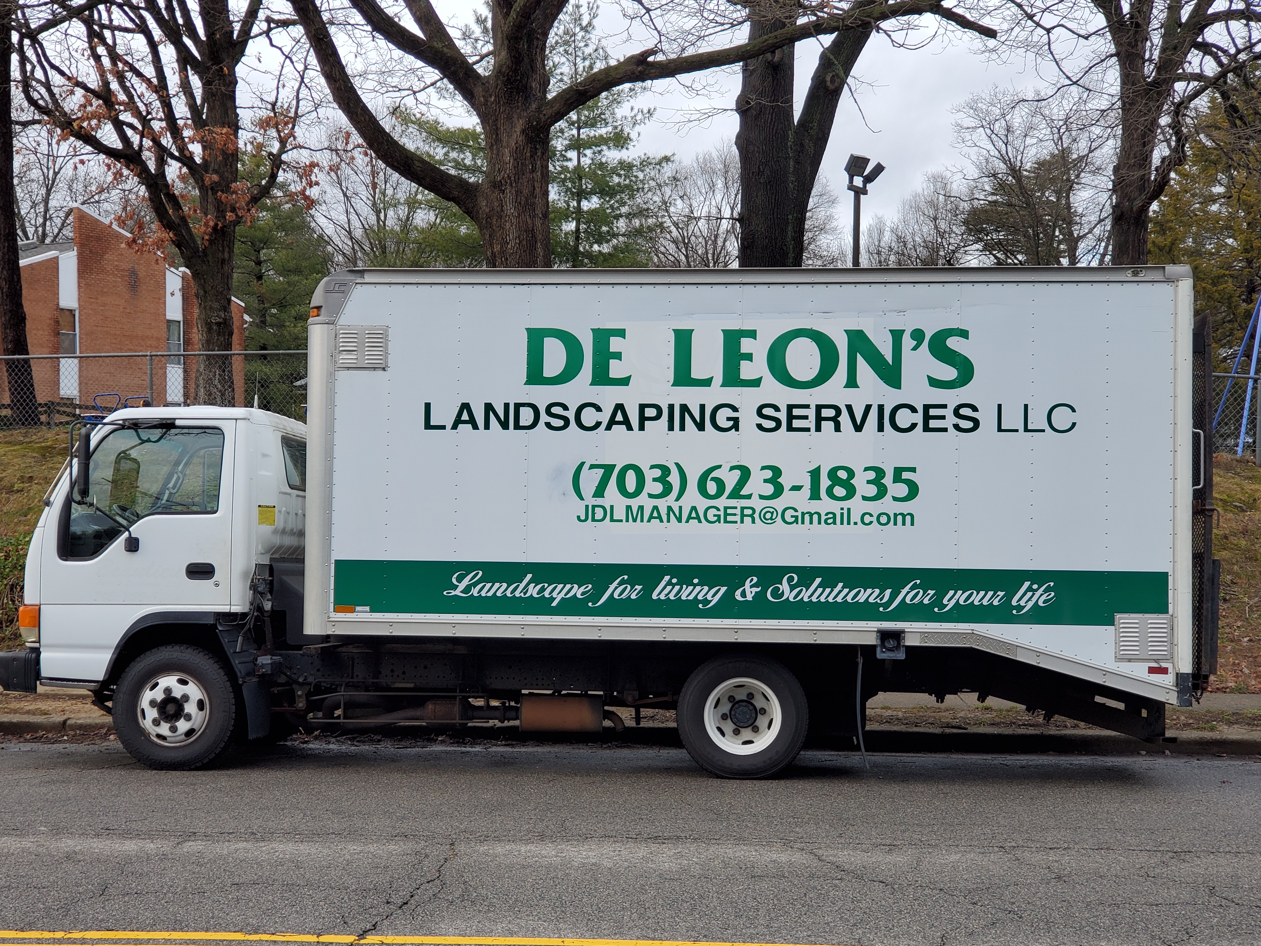 De Leon's Landscaping Logo