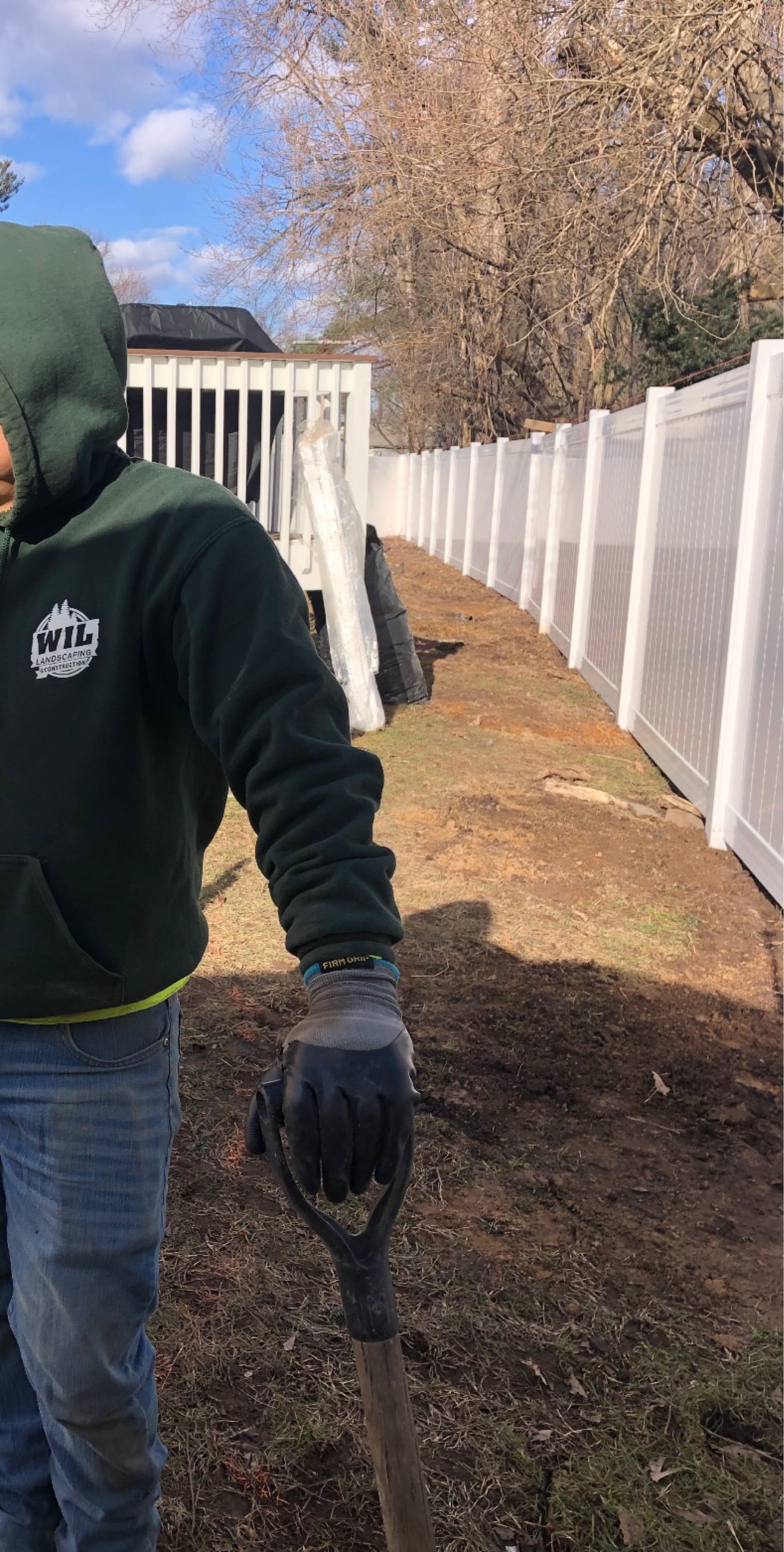 WIL LANDSCAPING & CONSTRUCTION Logo