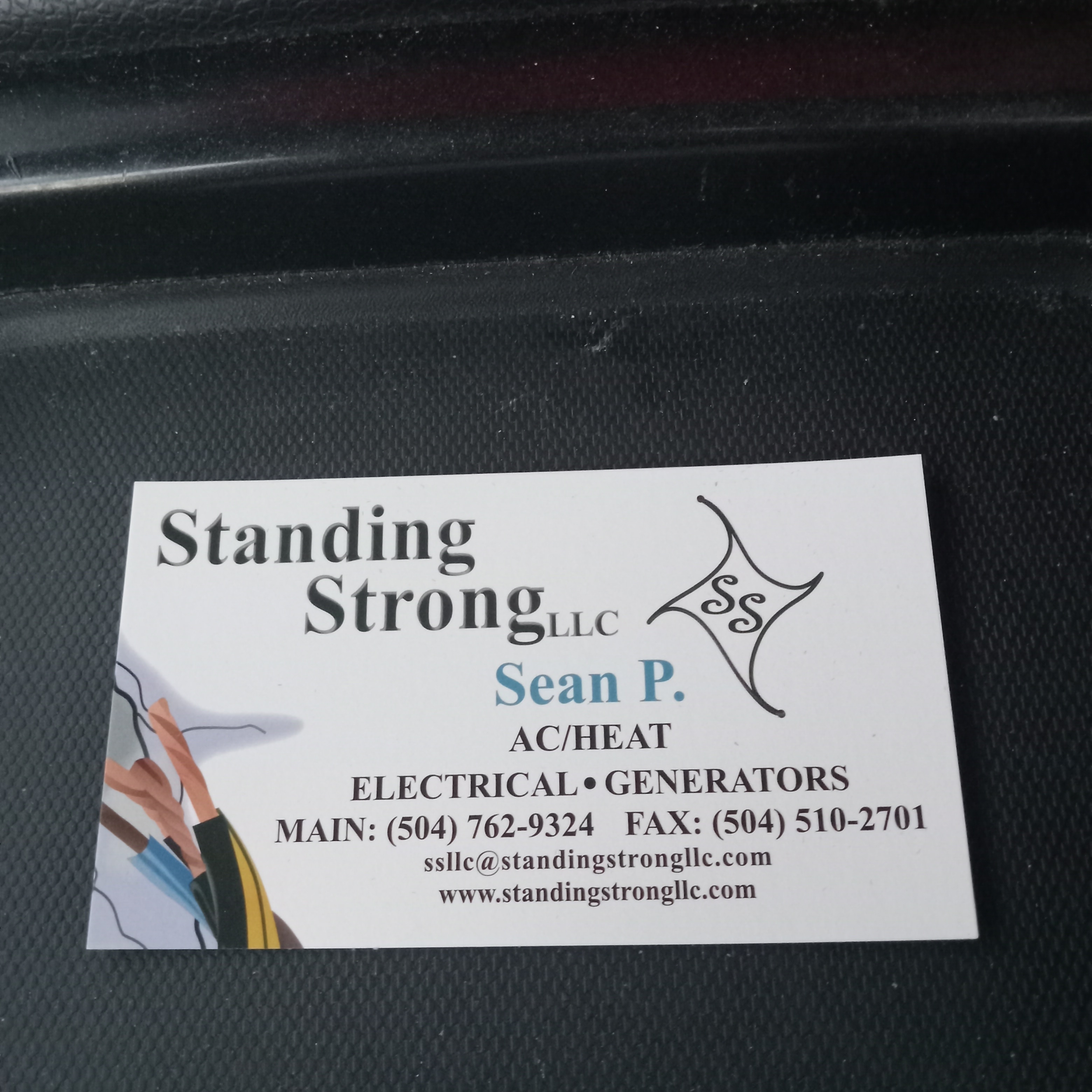 Standing Strong, LLC Logo