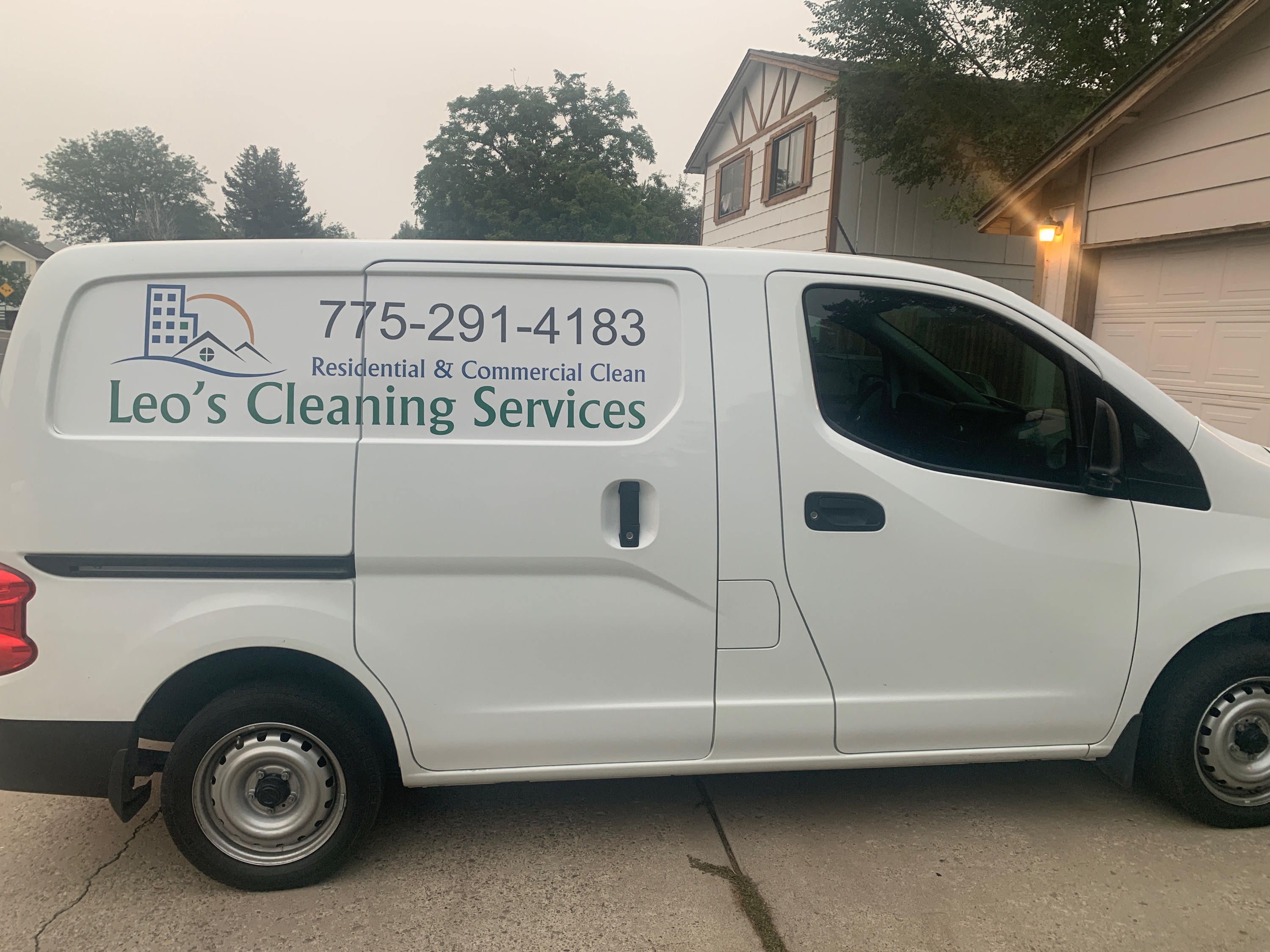 LEO'S CLEANING SERVICES Logo