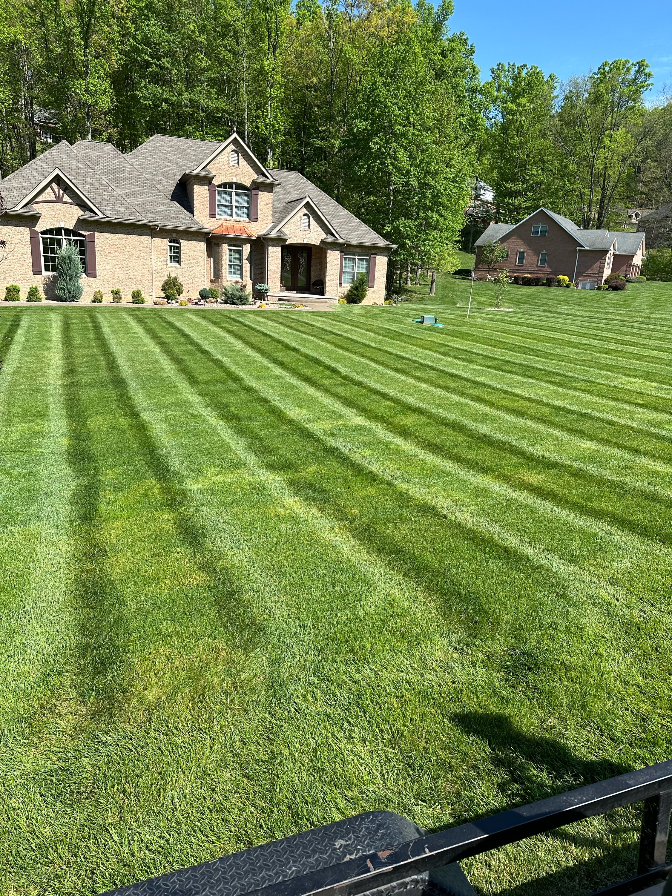 Jeremy's Lawn Maintenance, LLC Logo