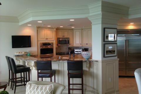 Traditional Kitchen with black leather breakfast bar stools