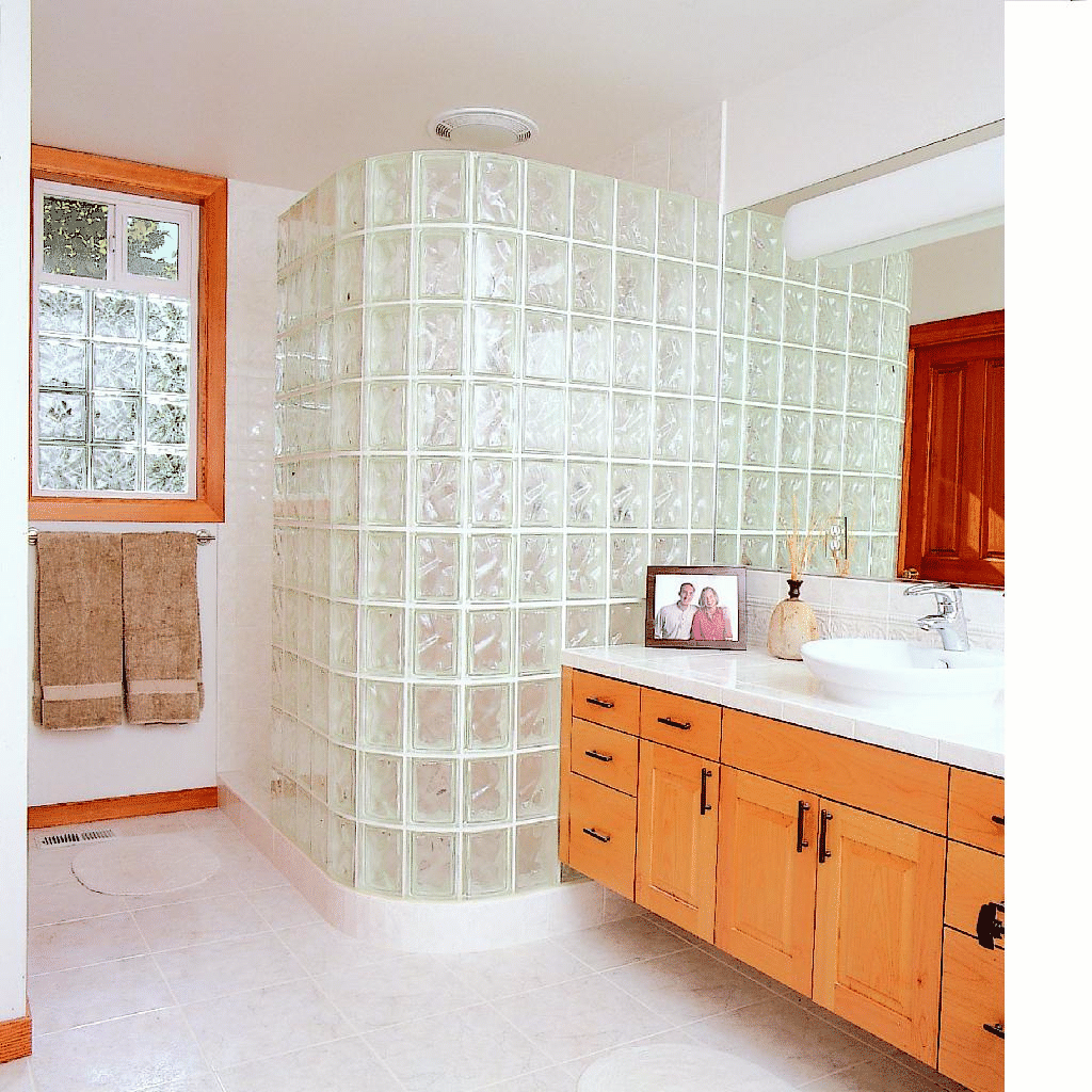 Стеклянные блоки между ванной и кухней