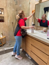 Logo for Reina's House Cleaning Services