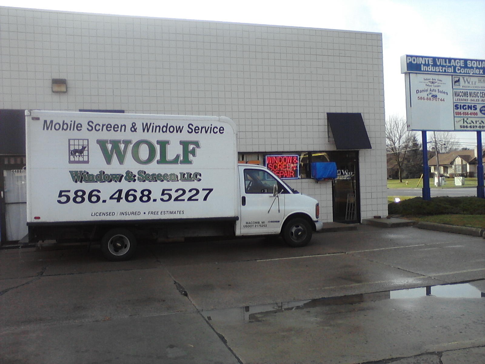 Logo for WOLF WINDOW & SCREEN REPAIR