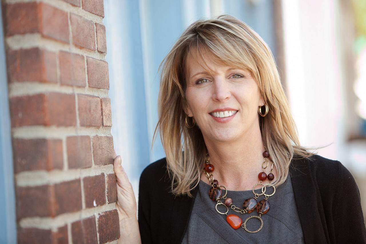 Julie Tartaglia - CBSHOME logo