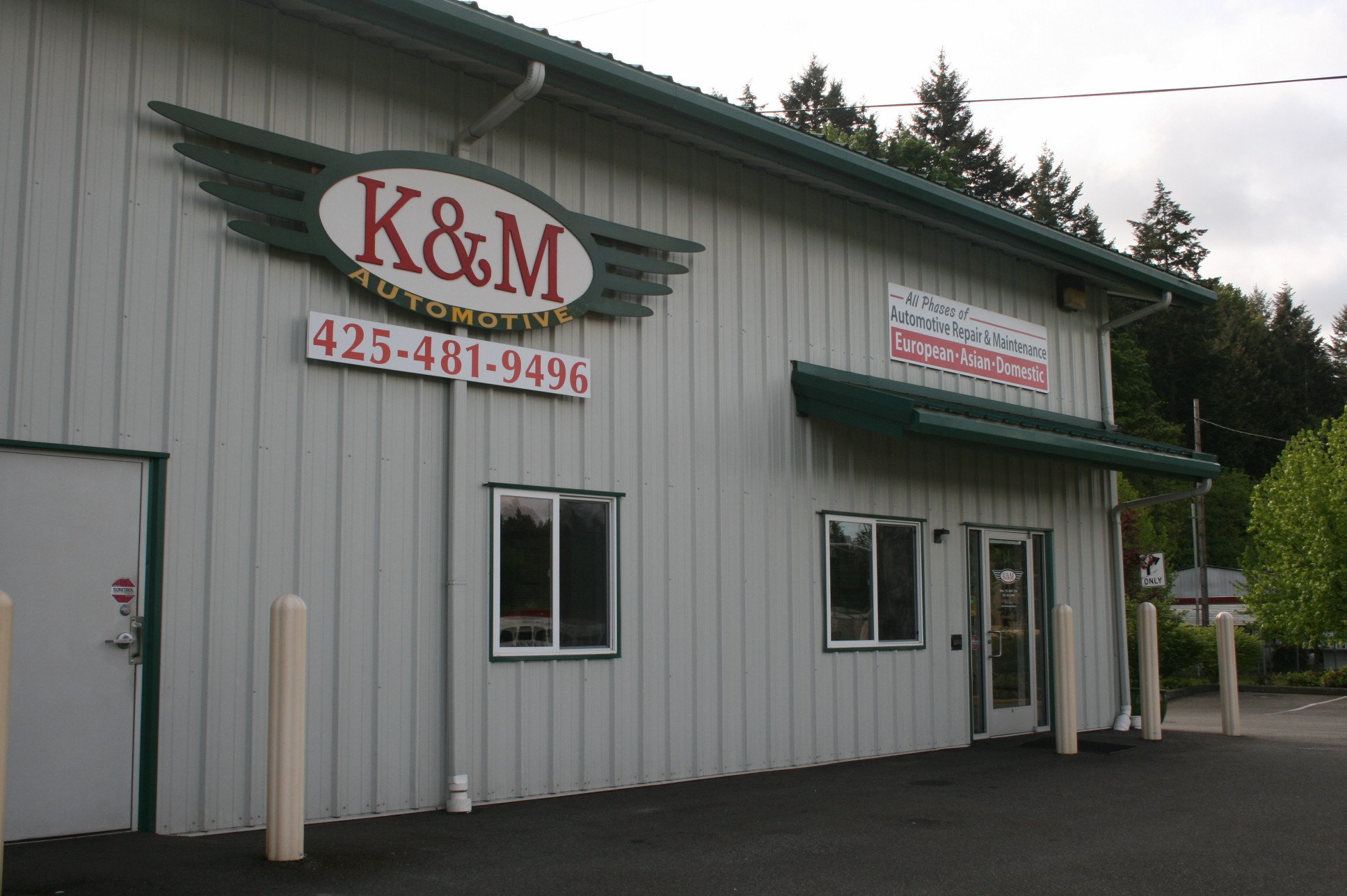 K & M AUTOMOTIVE logo