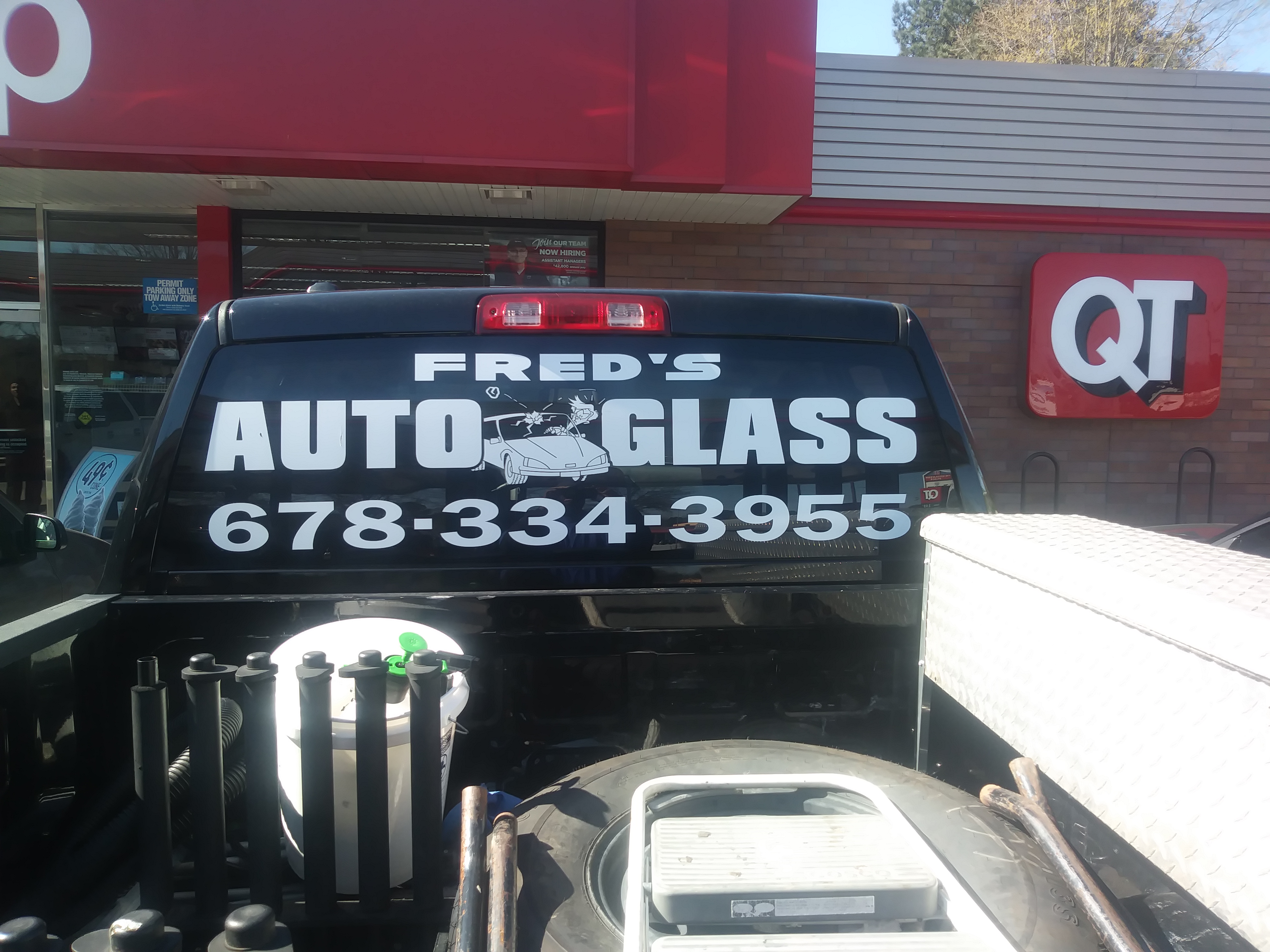 Fred's Auto Glass logo
