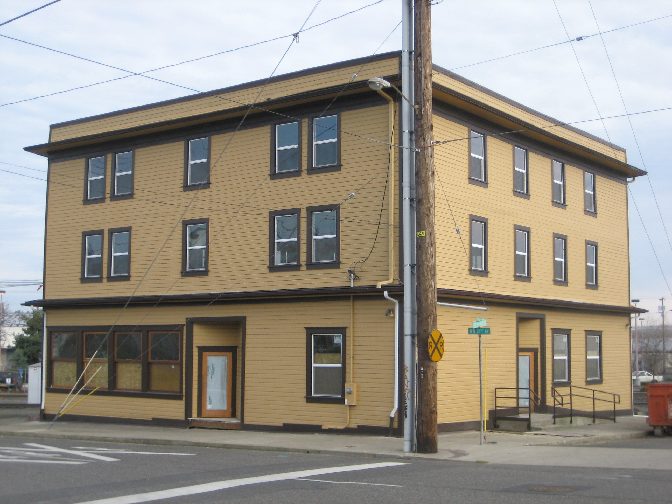 SHORE CONSTRUCTION INC logo