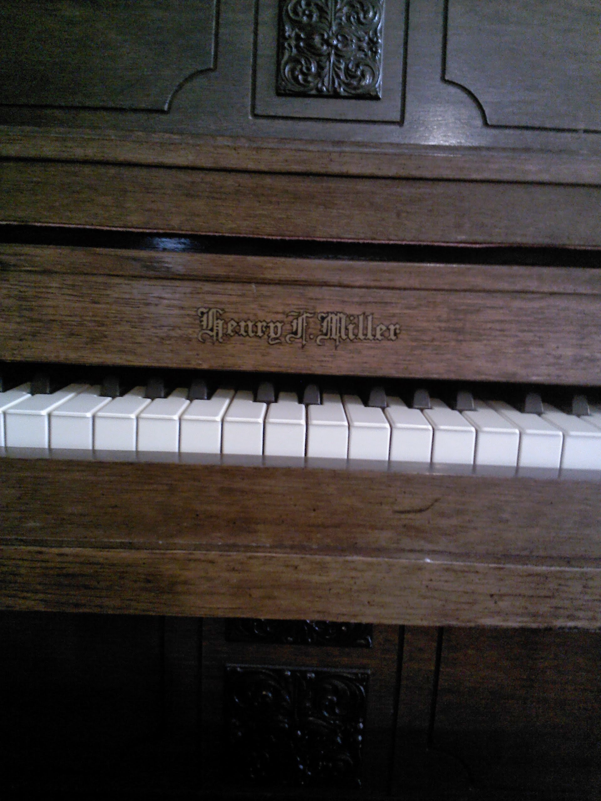 Robin Jones Piano Tuning & Moving logo