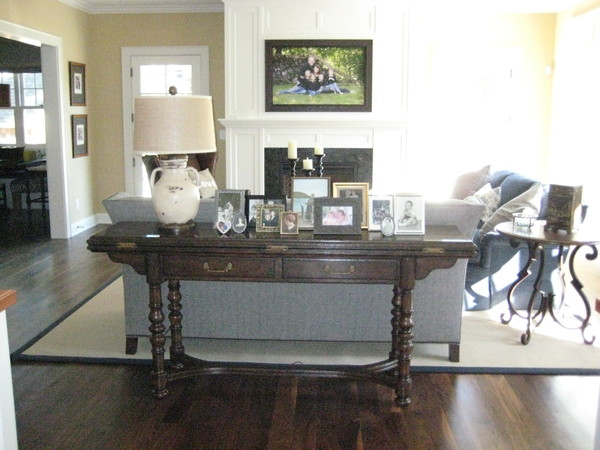 DIANE HENNEN INTERIOR DESIGN logo