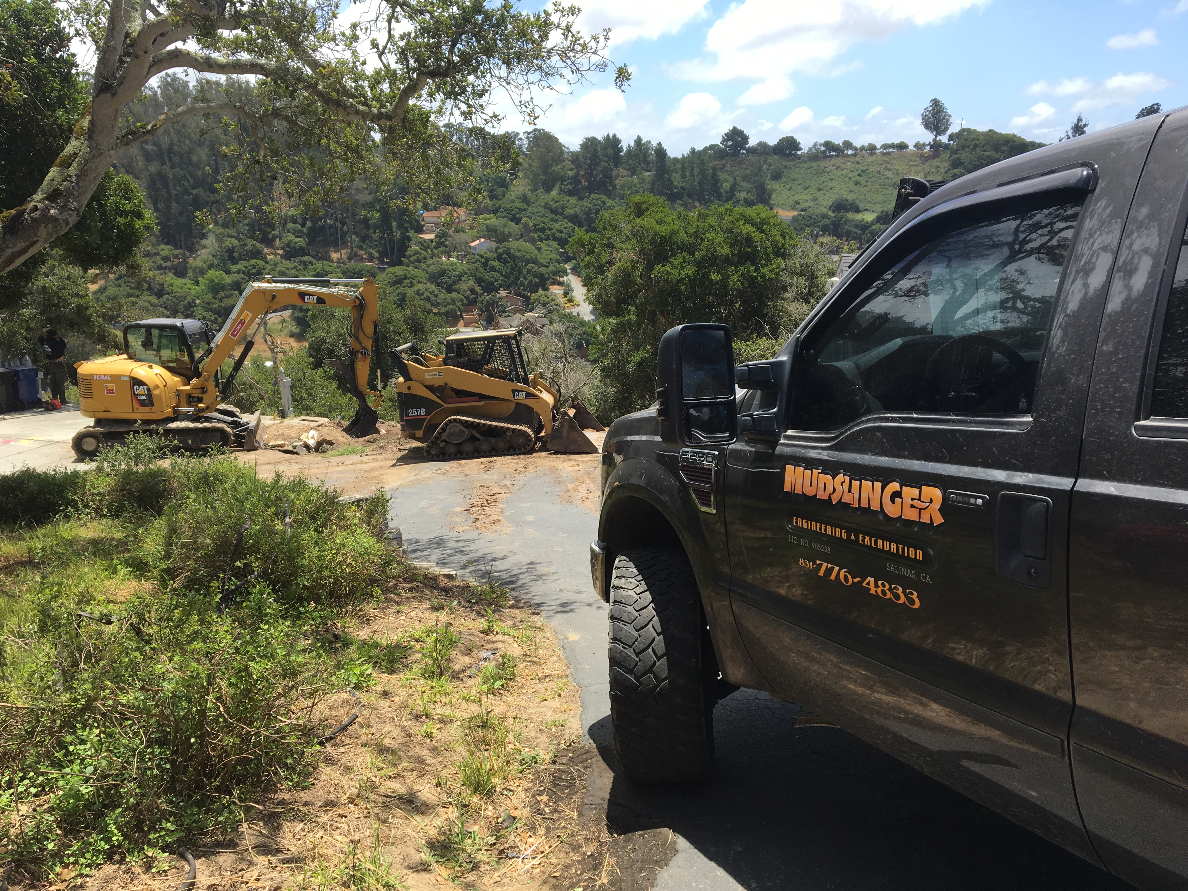 MUDSLINGER BACKHOE & TRUCKING logo