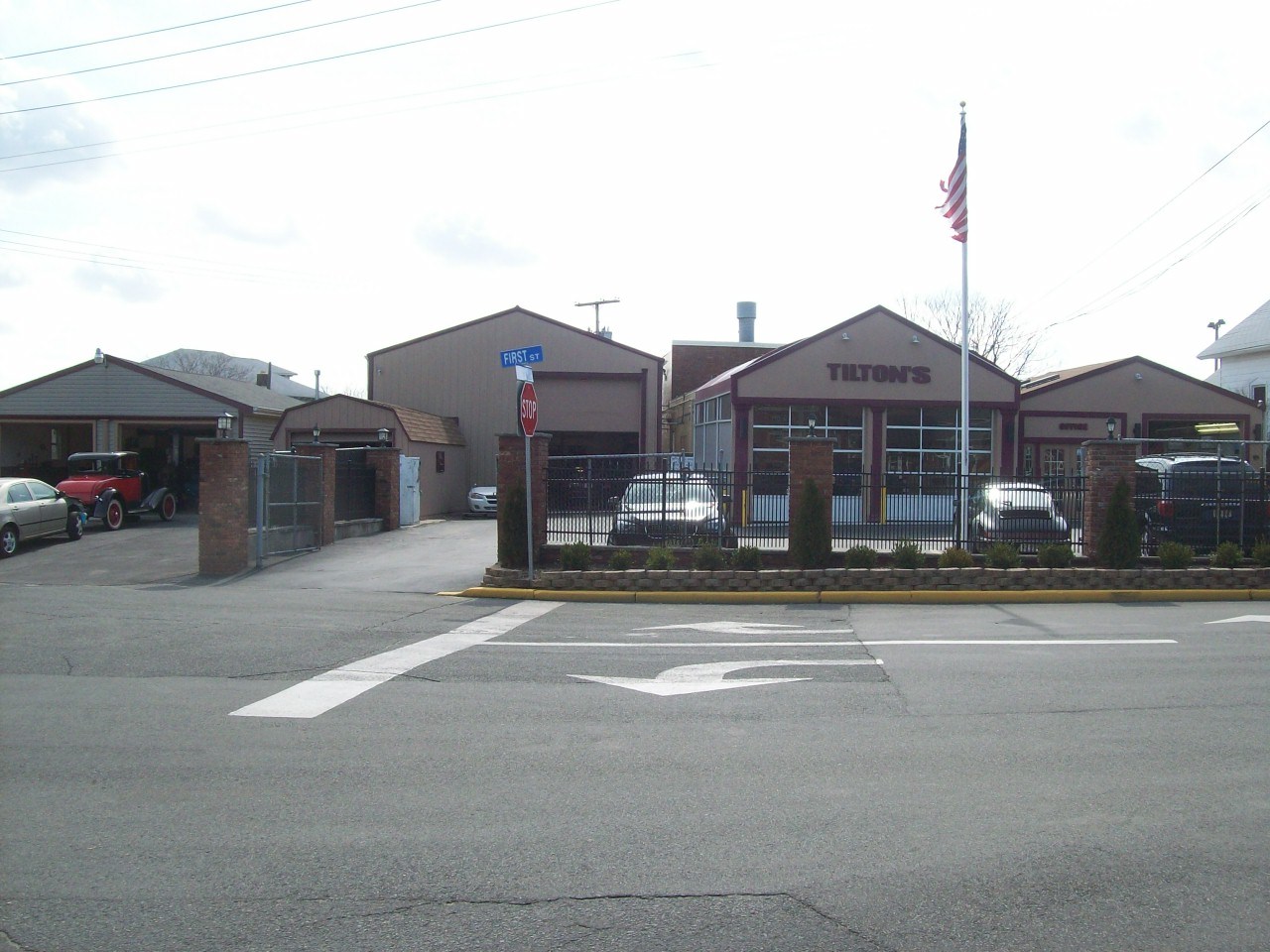 TILTON BODY WORKS logo