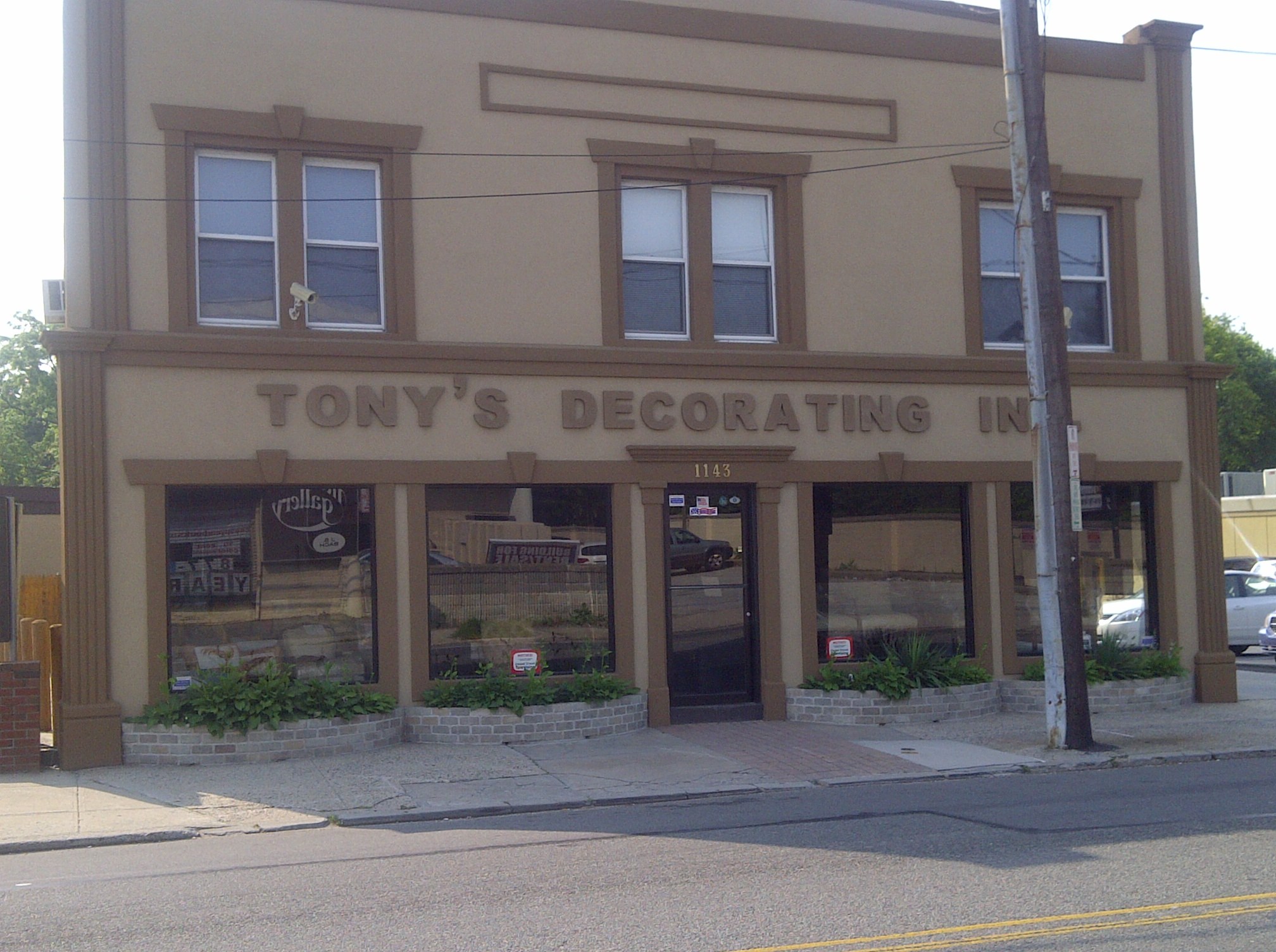 TONYS DECORATING & UPHOLSTERING INC logo