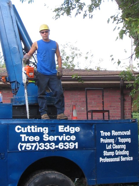CUTTING EDGE TREE SERVICE logo