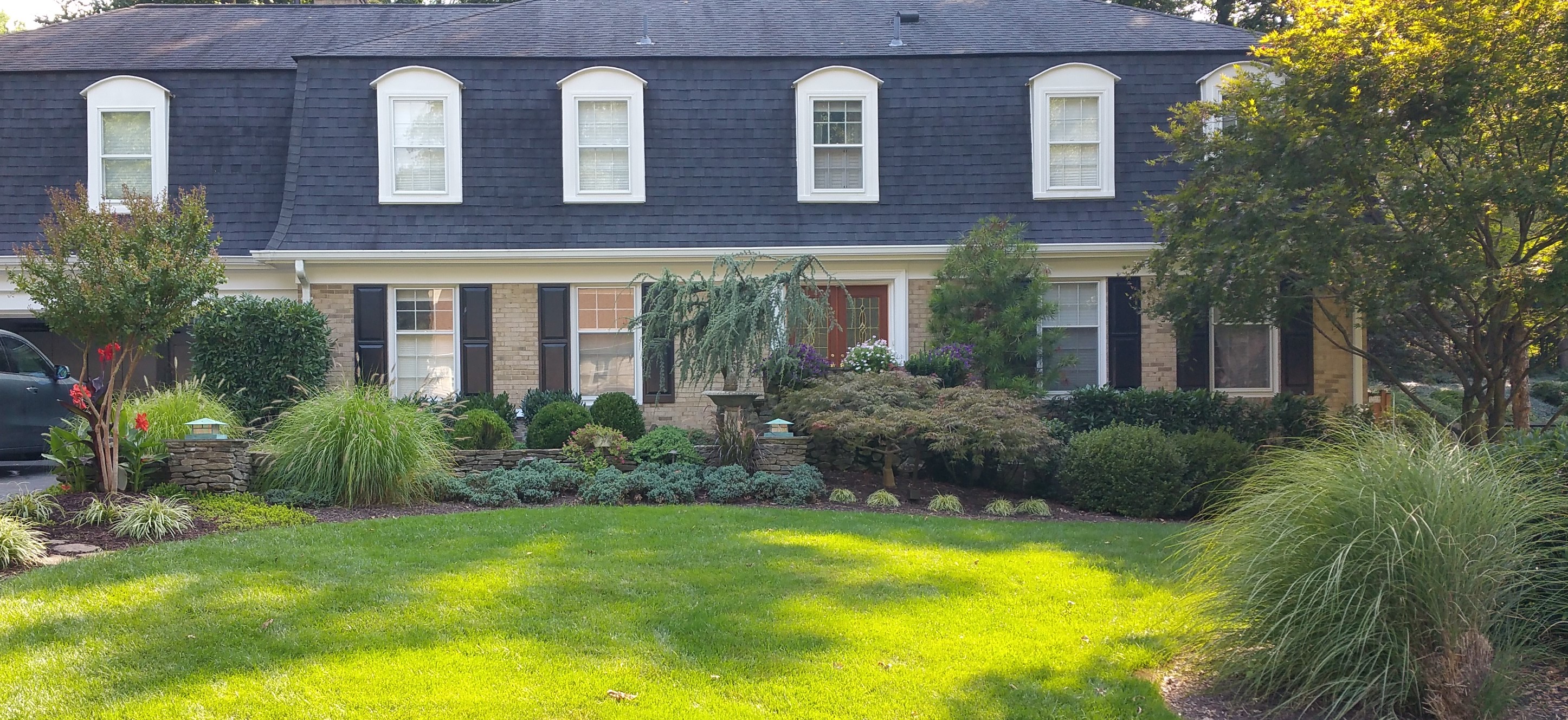 SUN'S GARDEN & LANDSCAPING logo