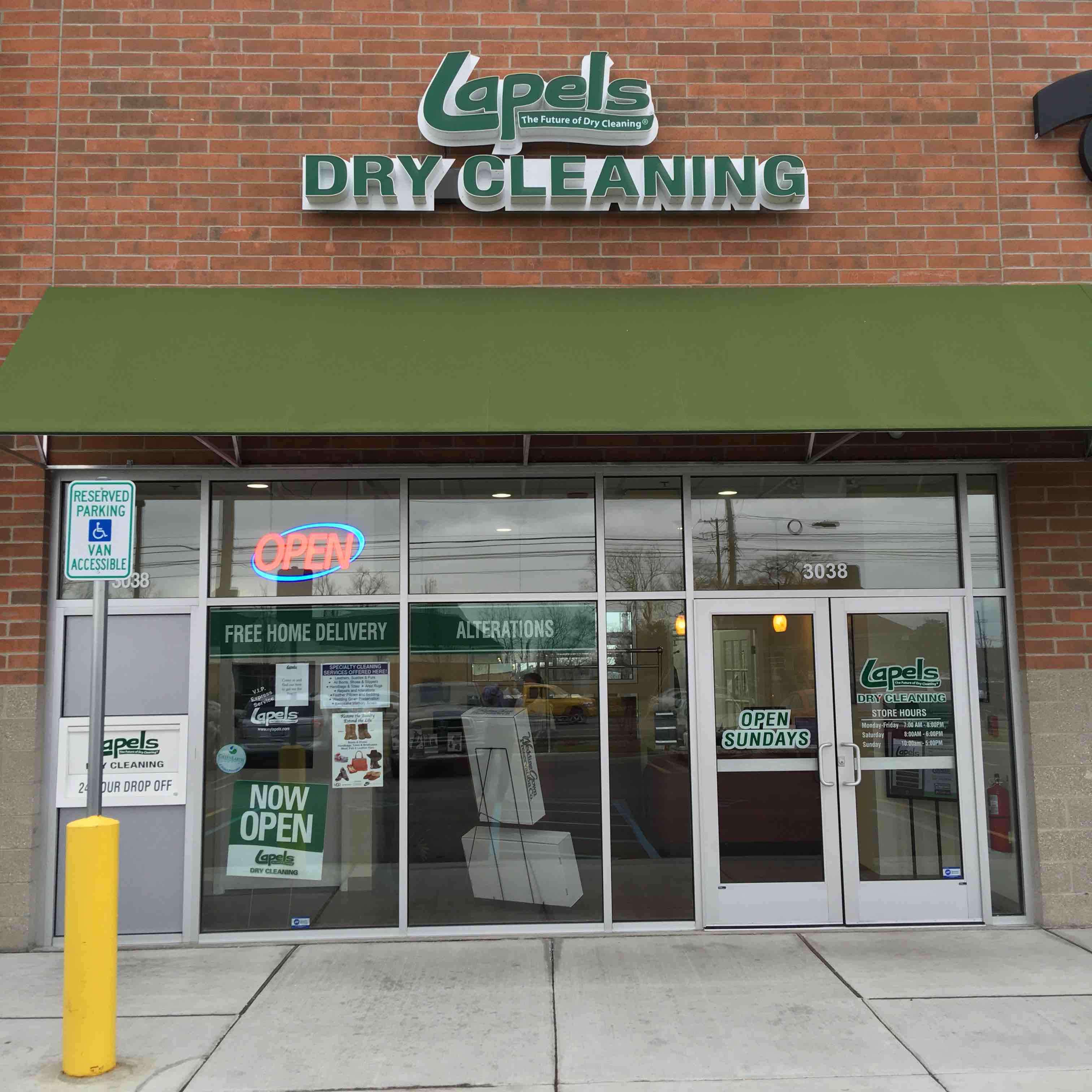 Lapels Dry Cleaners of Rochester Hills logo
