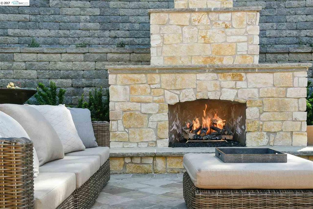 Konig Construction Outdoor Living Specialists logo