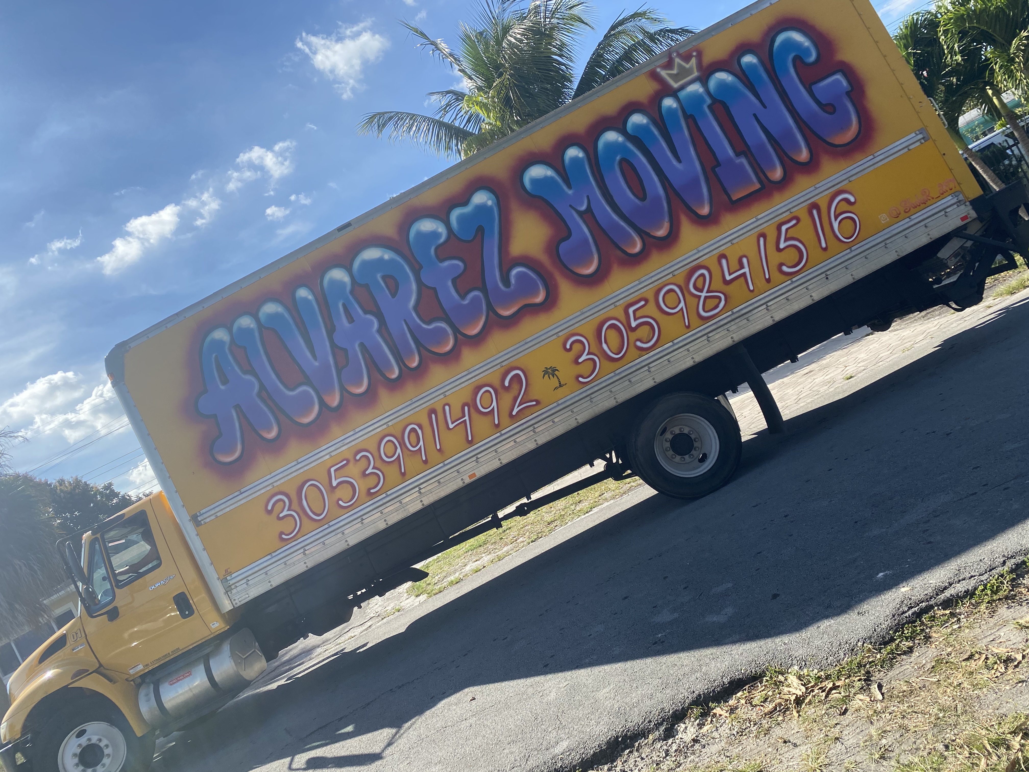 Alvarez Moving logo