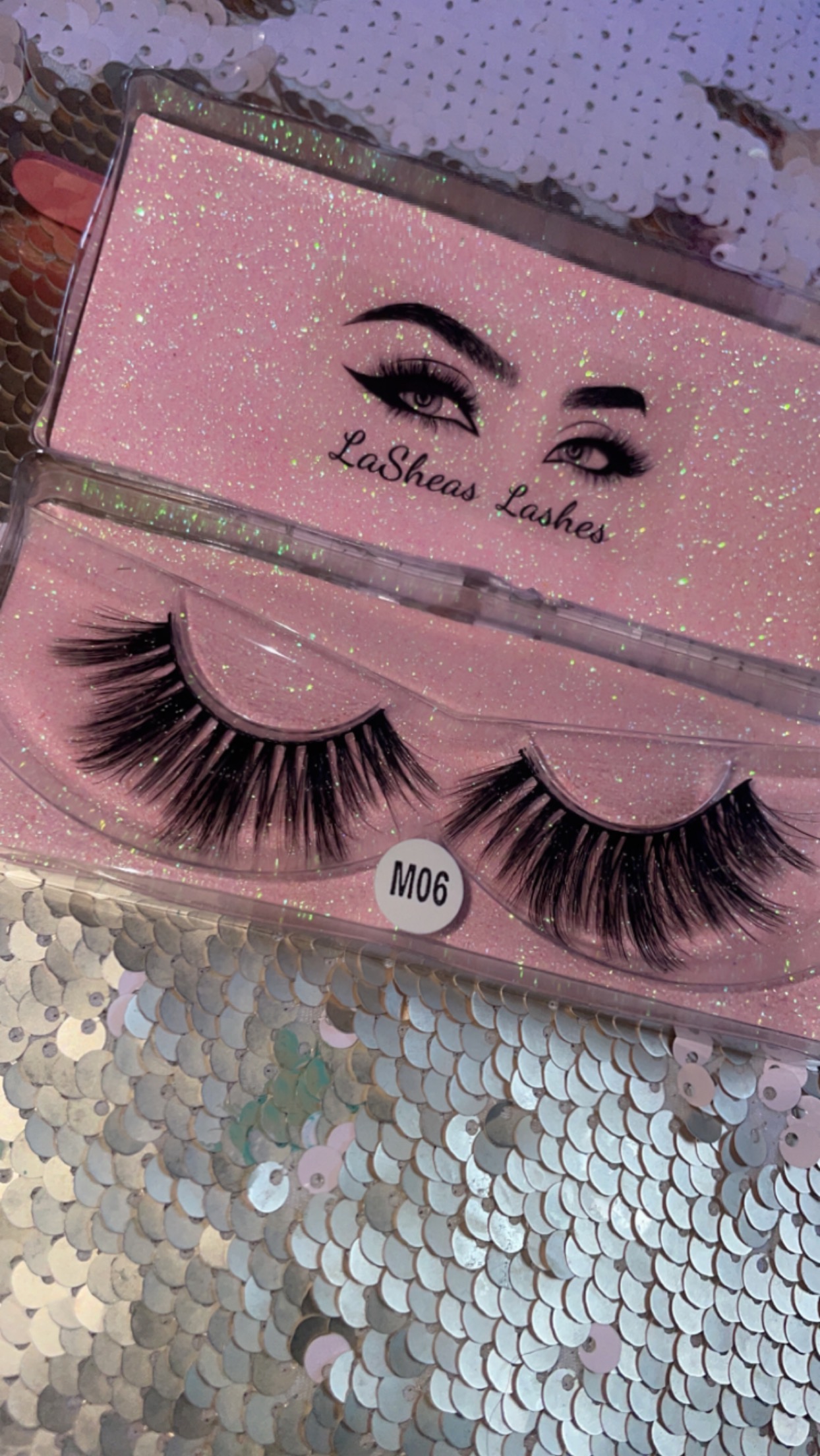 LaSheas Lashes logo