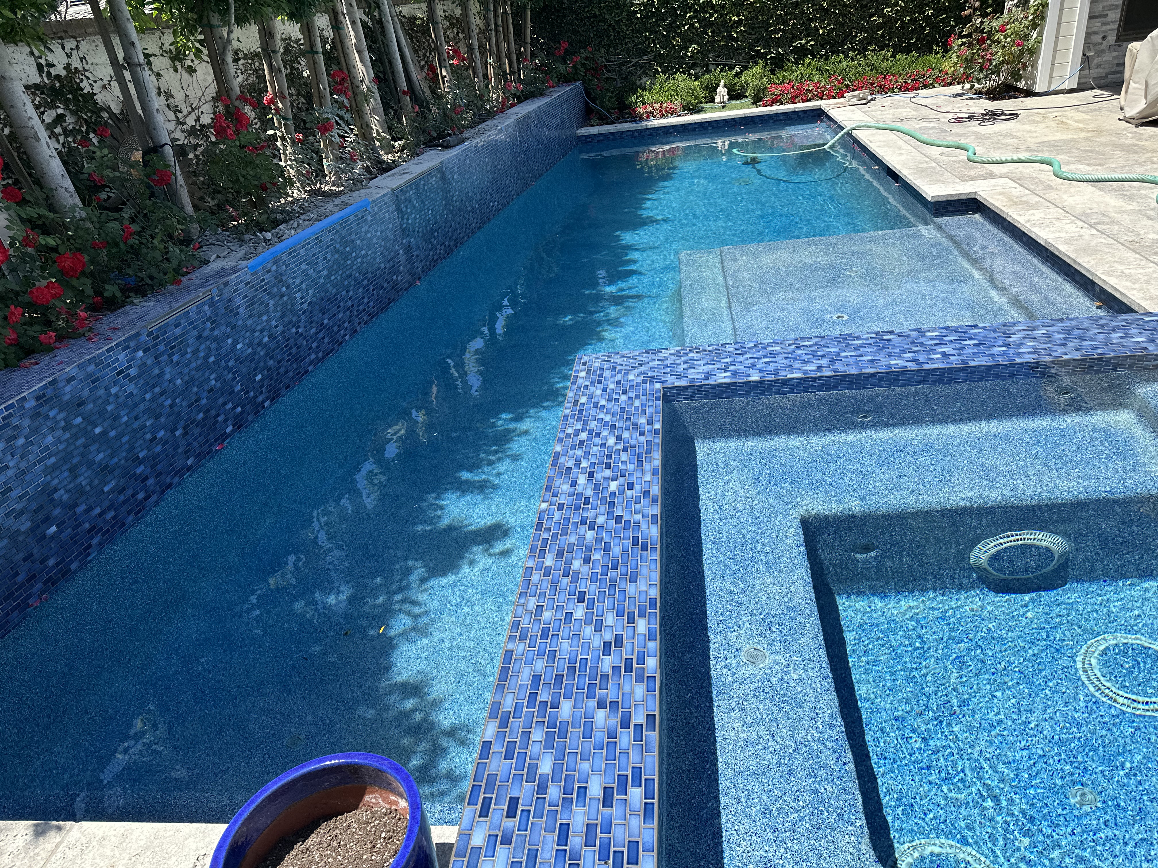 A uno pools logo