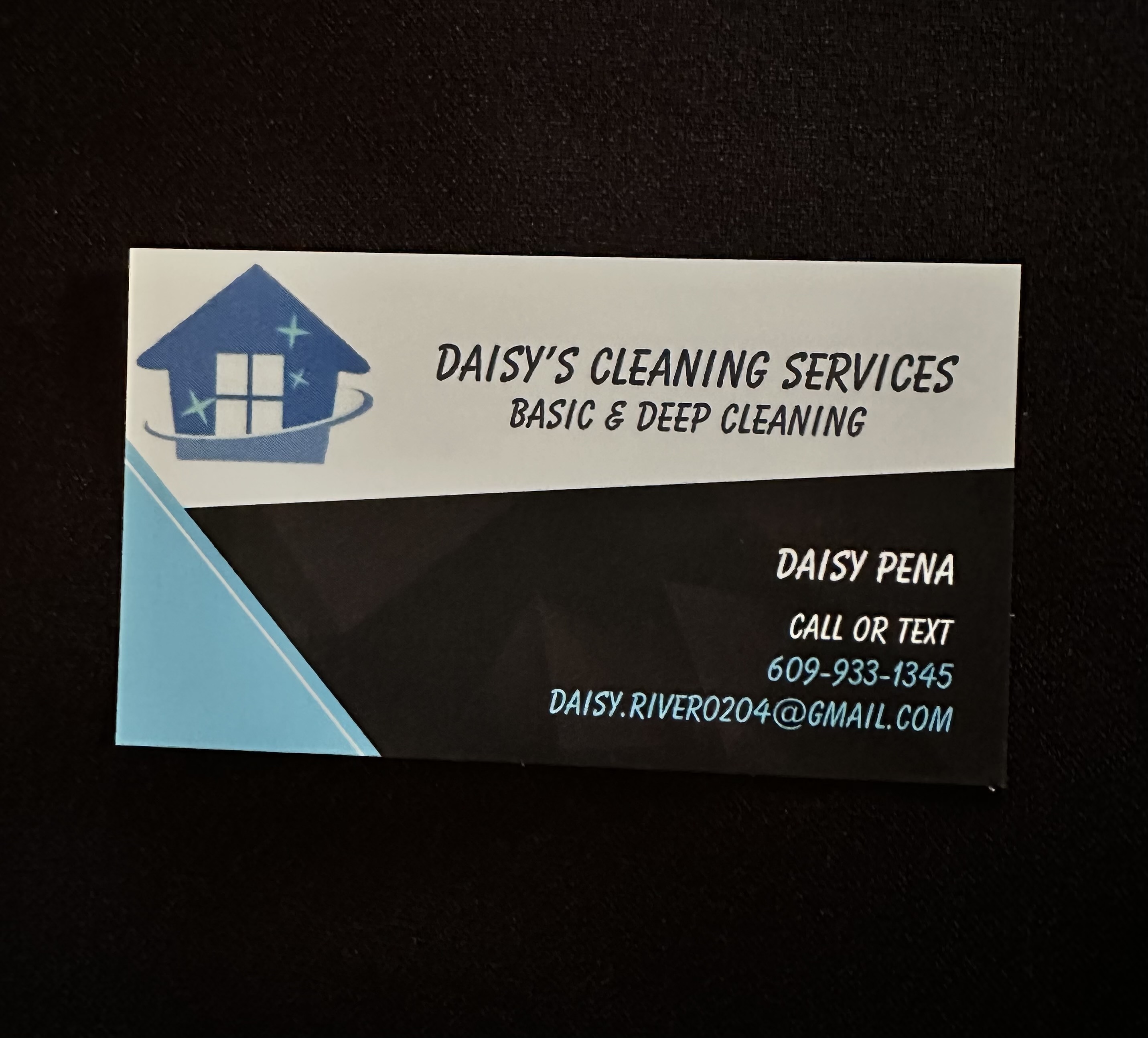 Daisys cleaning services logo