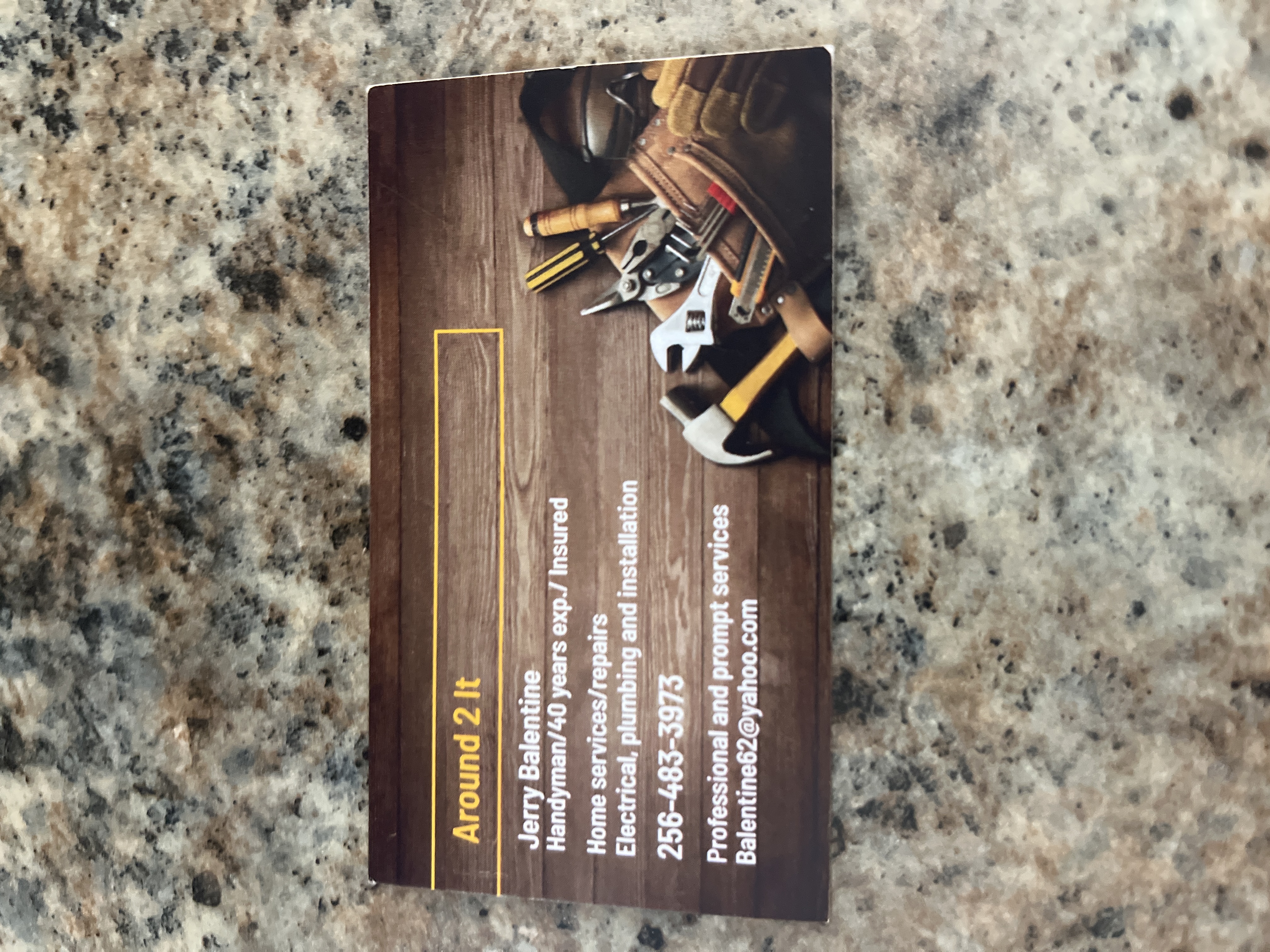 A round 2 it handyman service logo