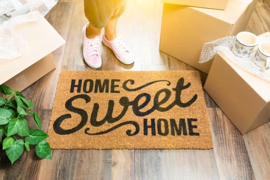 Lou’s Moving Company  logo