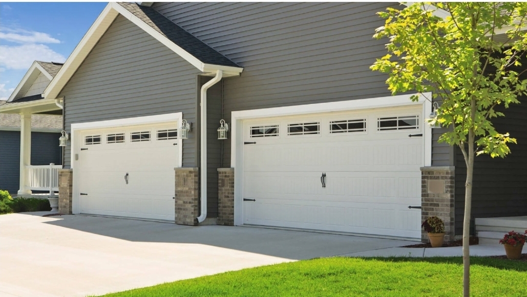 M&M Garage Doors and Gates Solution logo