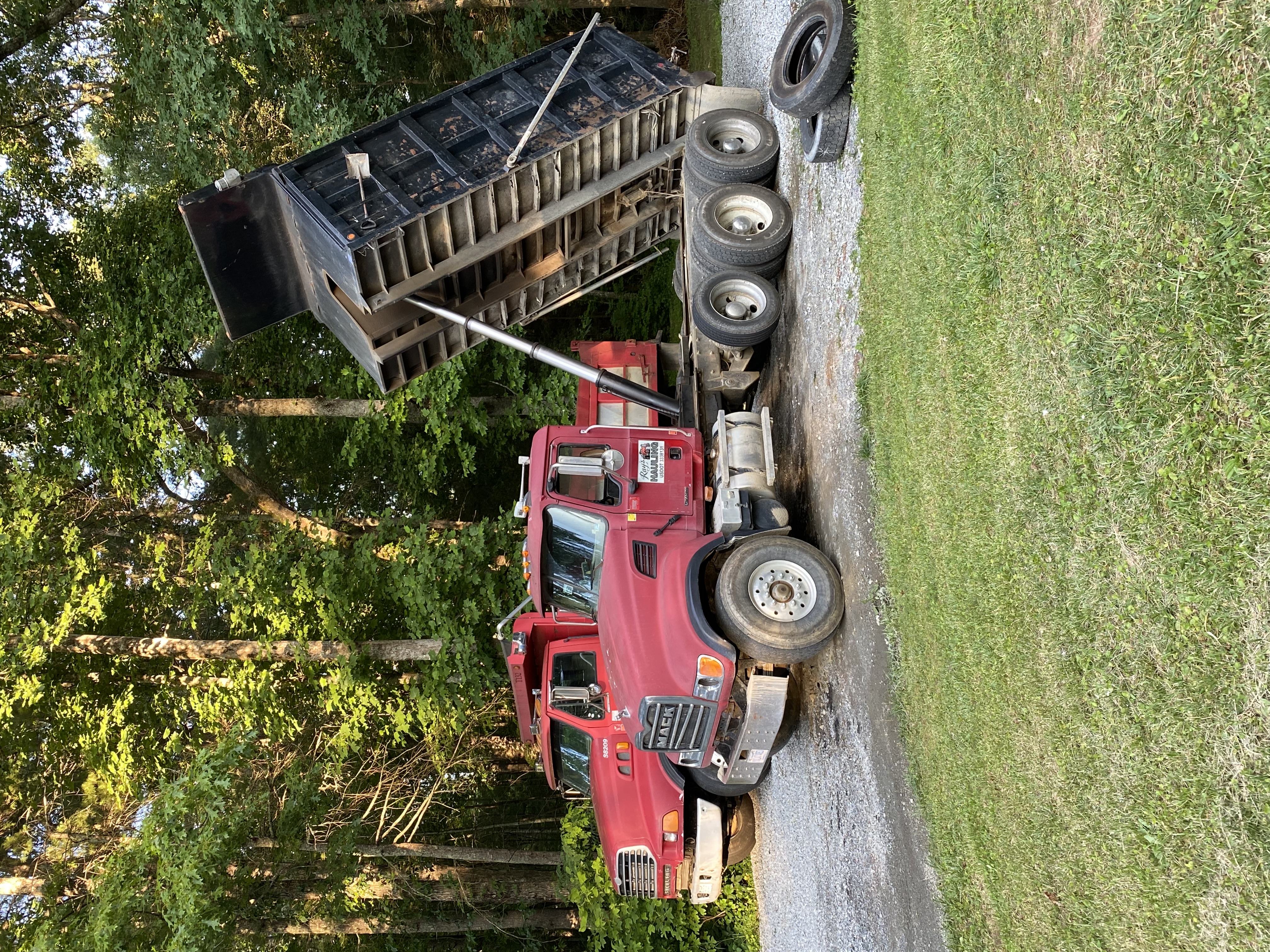 Rays hauling llc logo