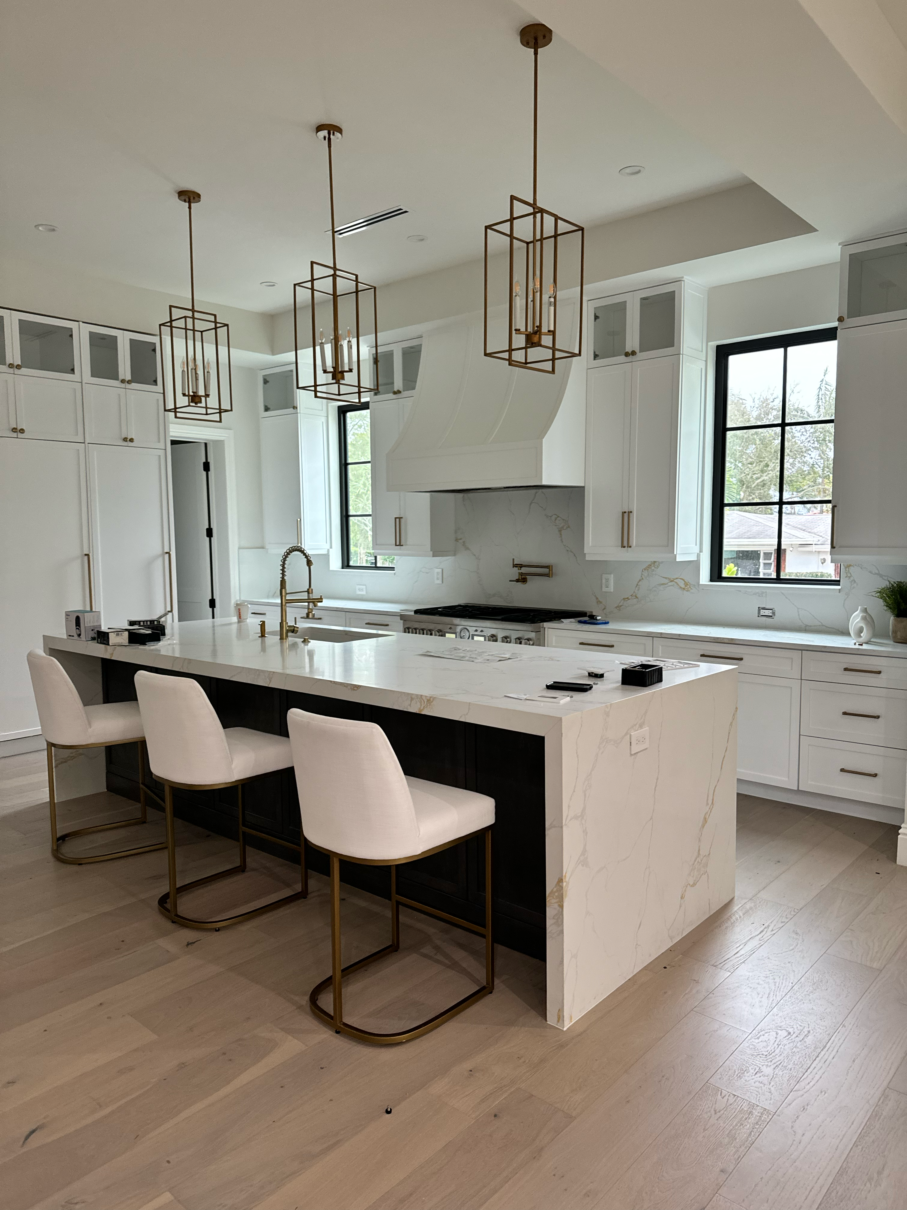 MR Inc Custom Kitchen Cabinets logo