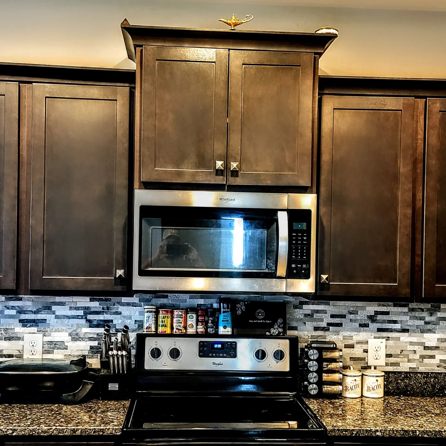 Oliver's laminate & back splash logo