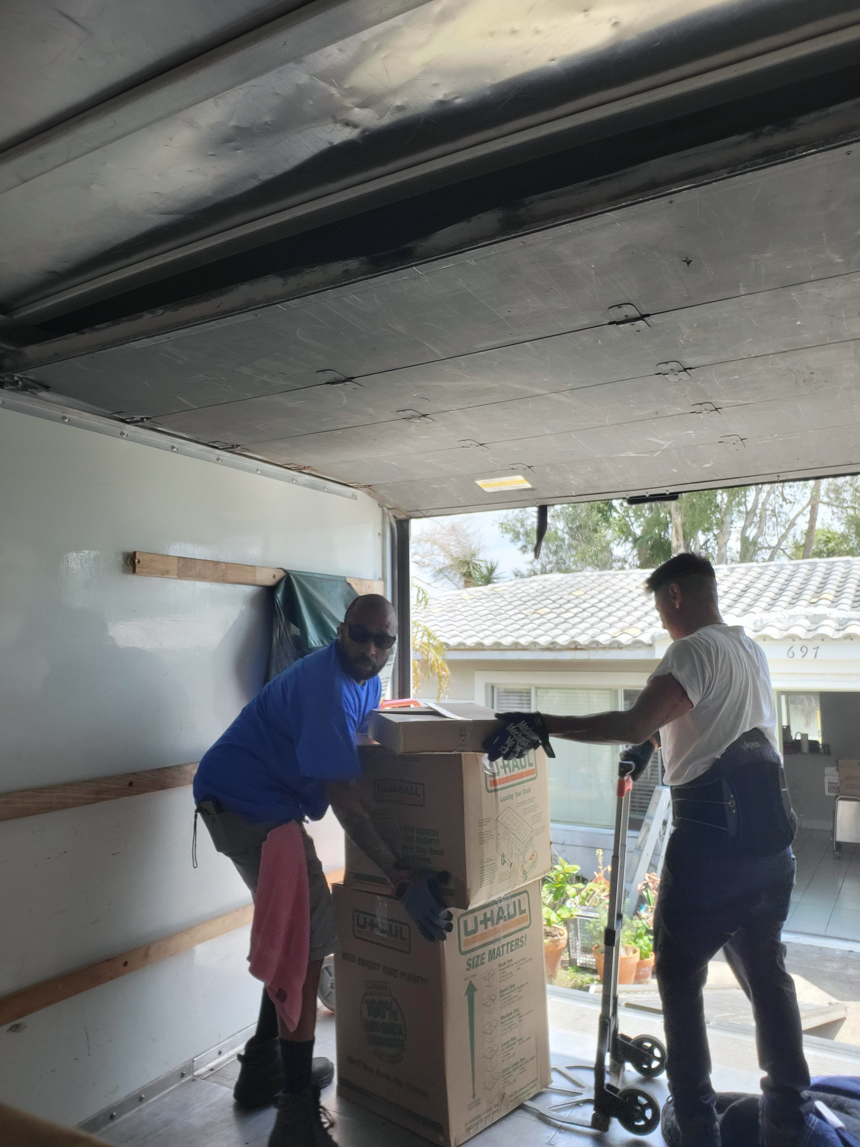 PIGGYBACKS The Comprehensive Movers logo