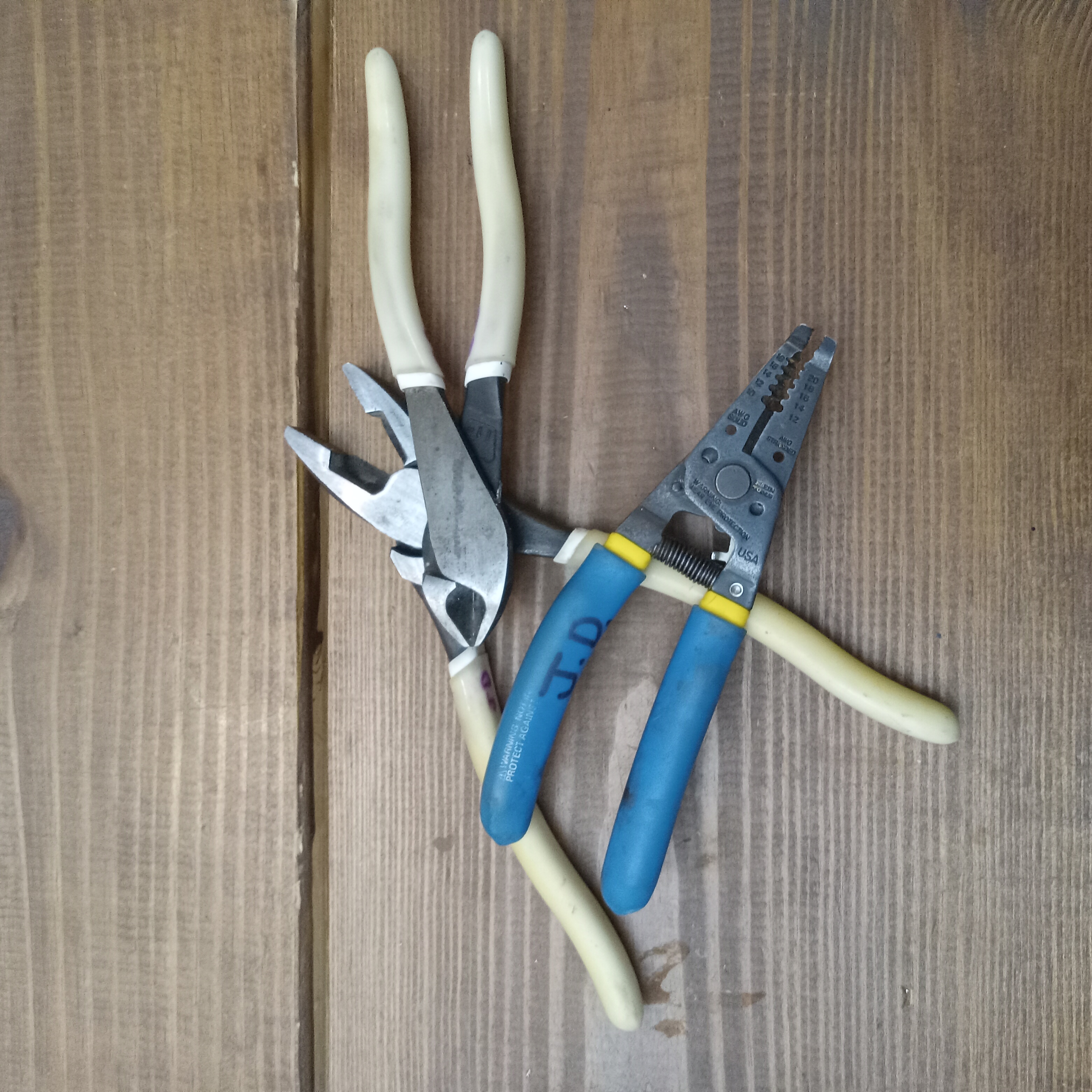 Derrick Handyman logo