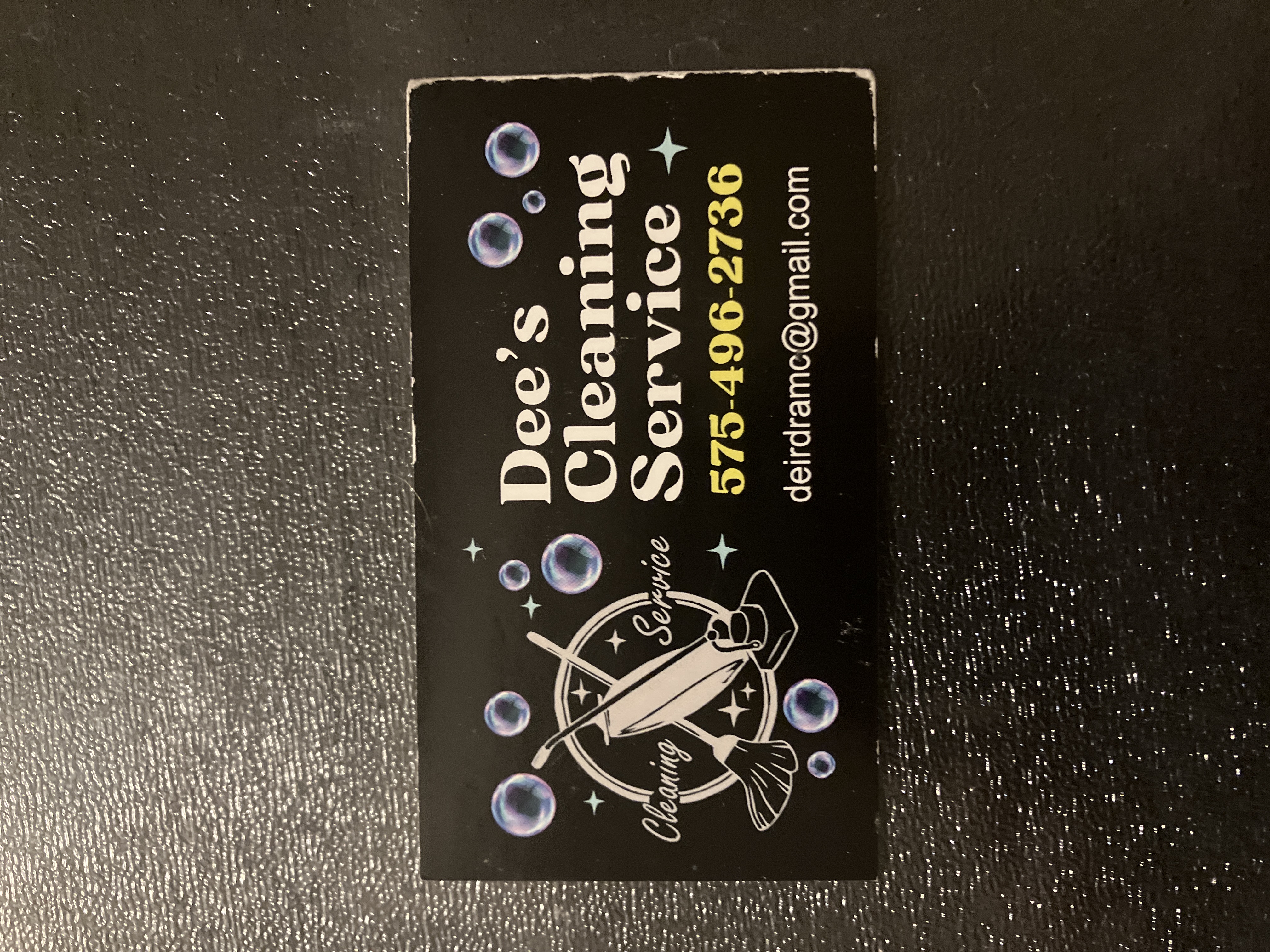 Dee's Cleaning Service logo