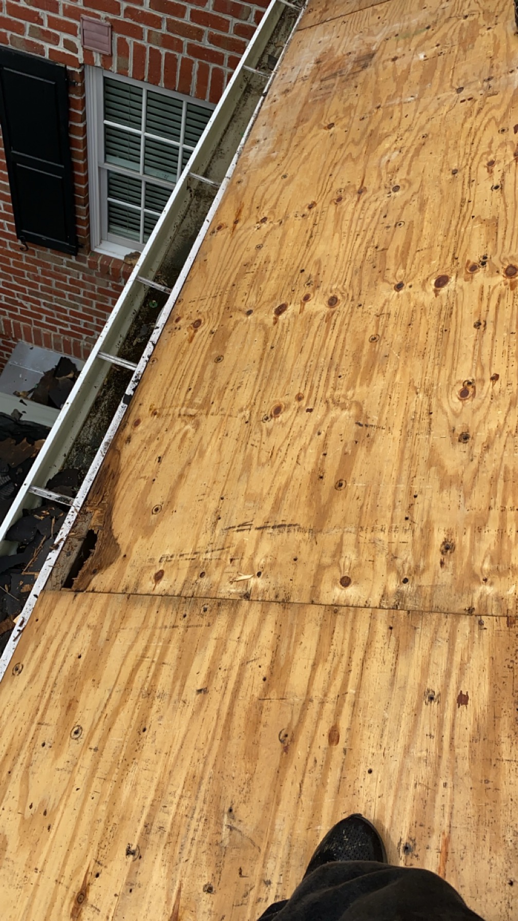 M&j roofing logo