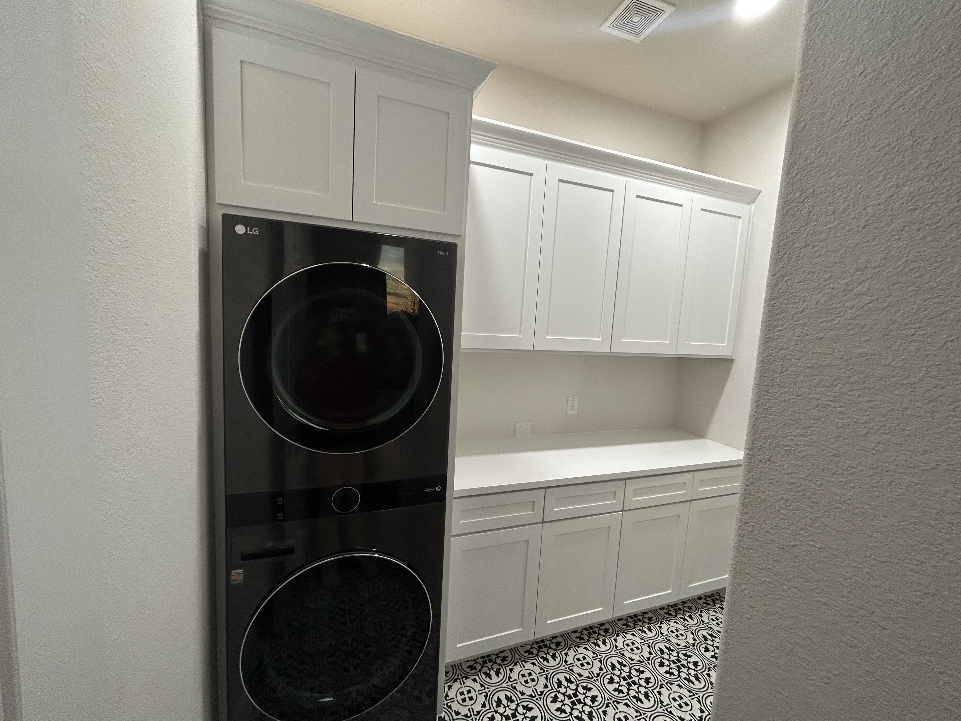 Cisneros Custom Cabinets logo