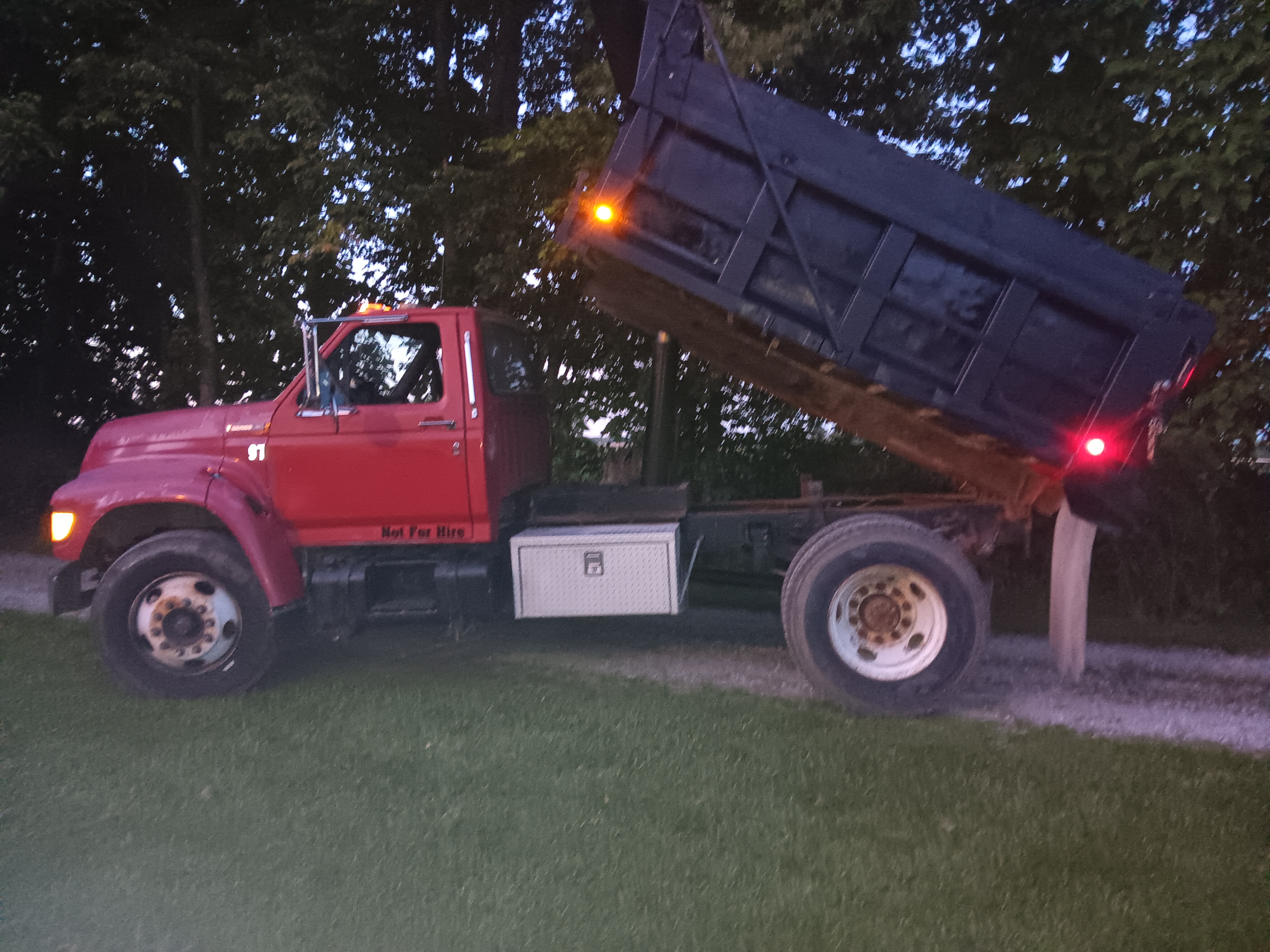 Roberts Hauling logo