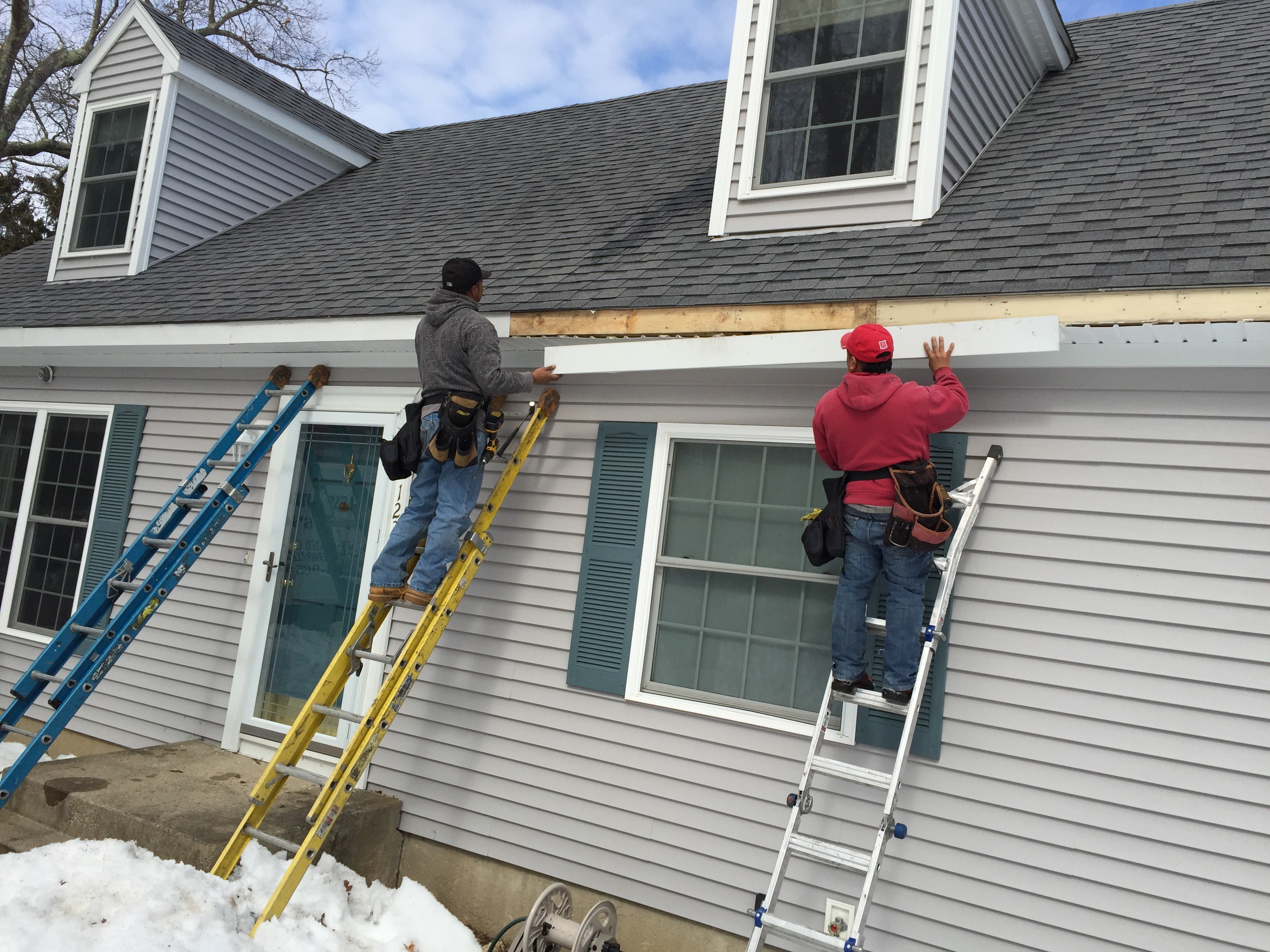 Quality gutter LLc logo