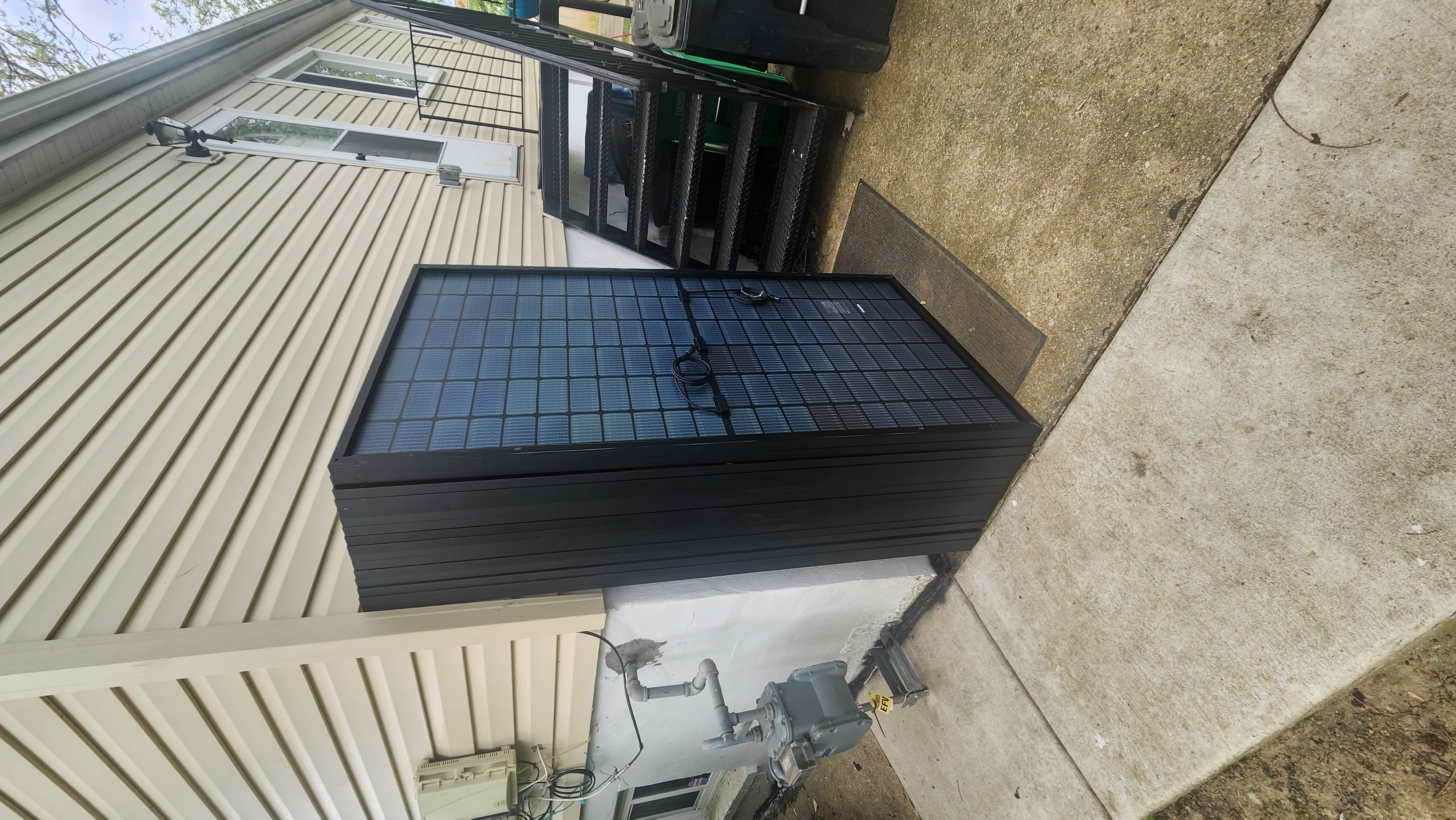 Mj solar logo