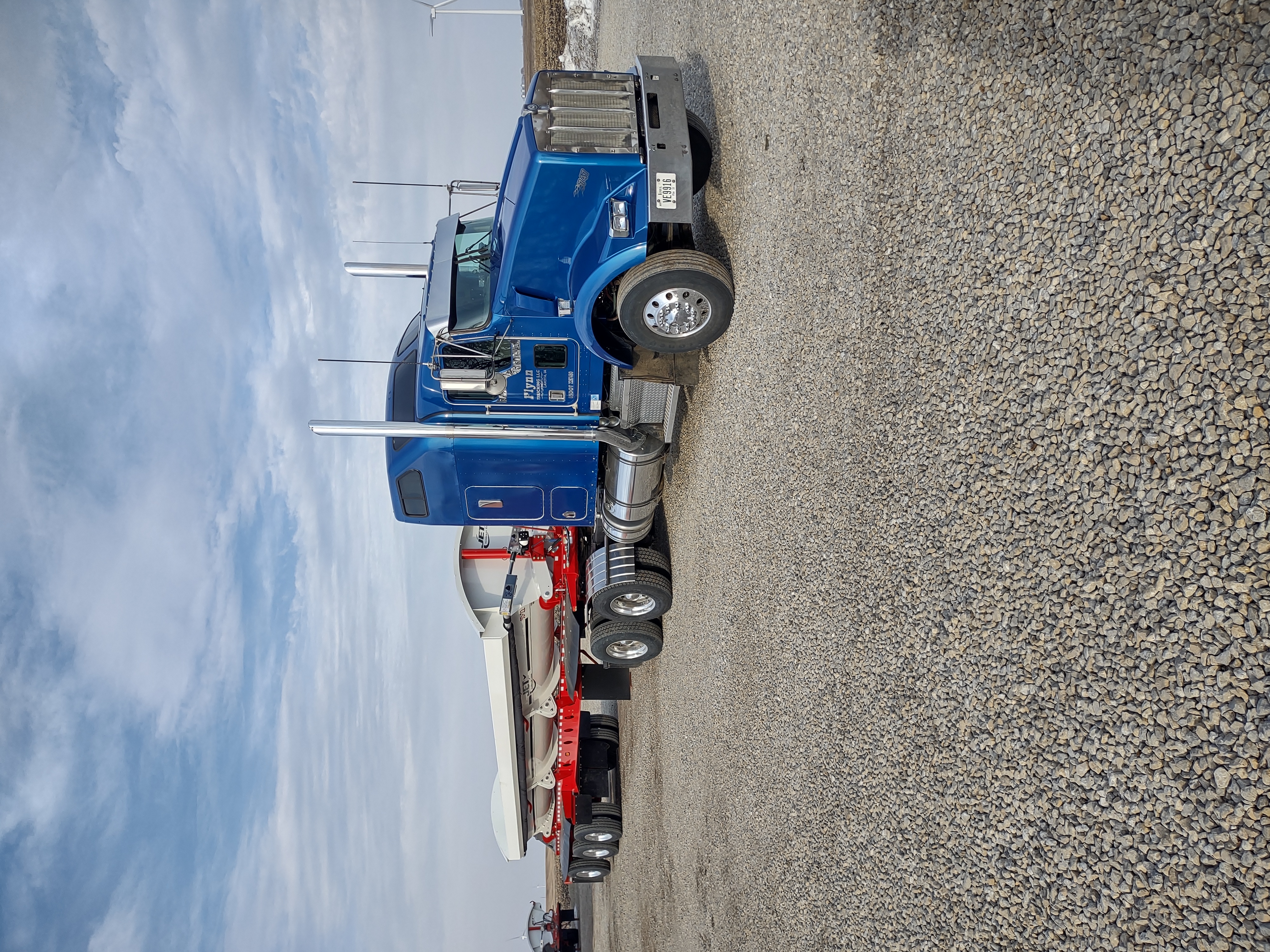 FLYNN TRUCKING LLC logo