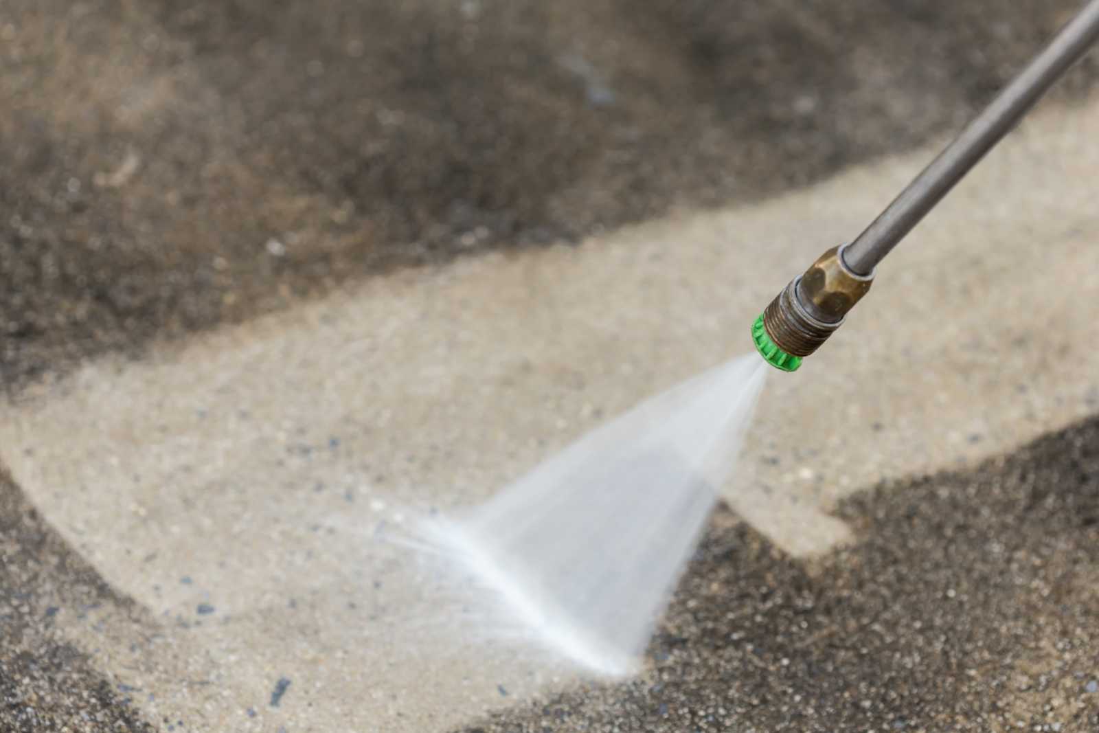 A & L pressure washing logo