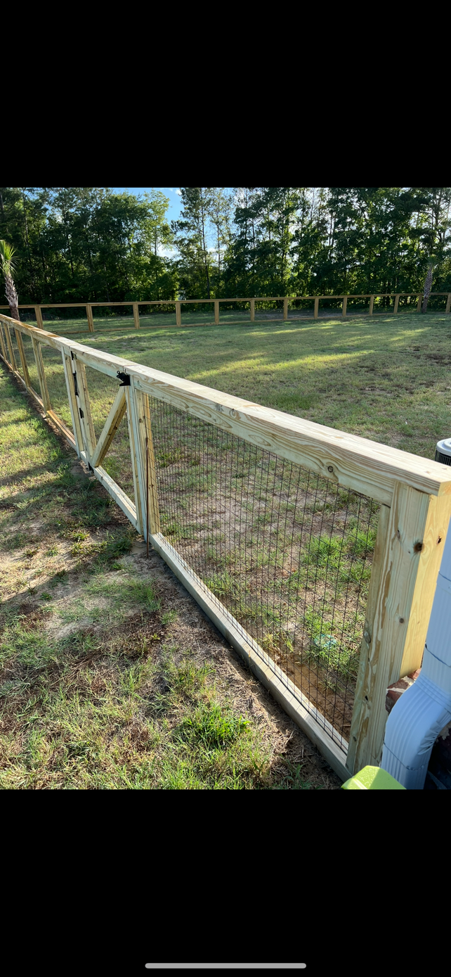 Laps Custom Fence & Backyards logo
